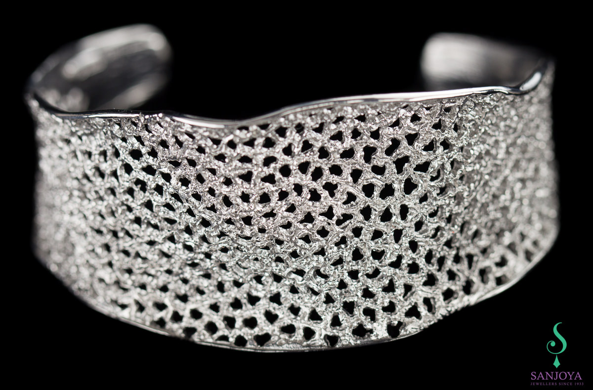 Refined silver slave bracelet with glare