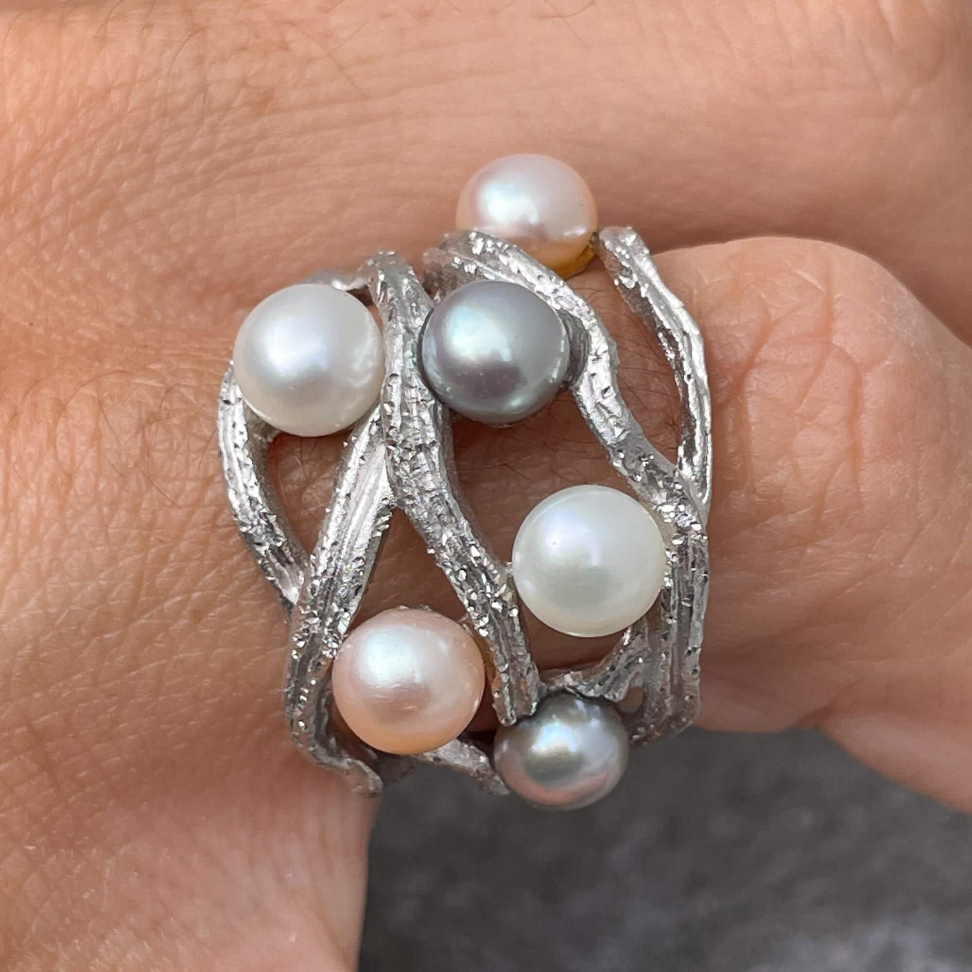 Magnificent Diamanted Silver Ring with freshwater pearls