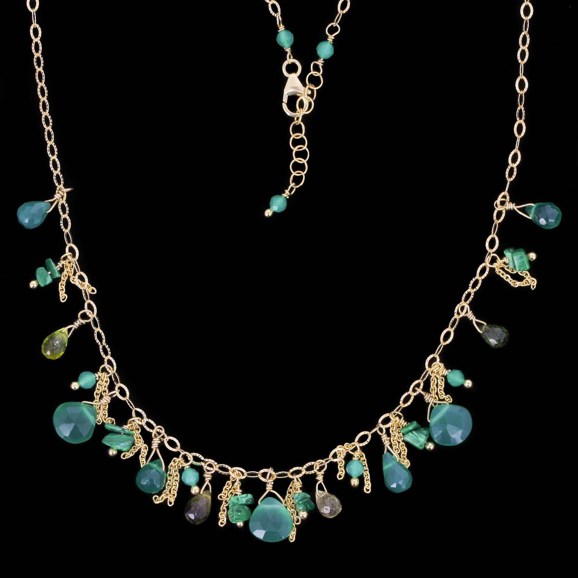 IS0321001 - Korte vergulde ketting met groene edelstenen