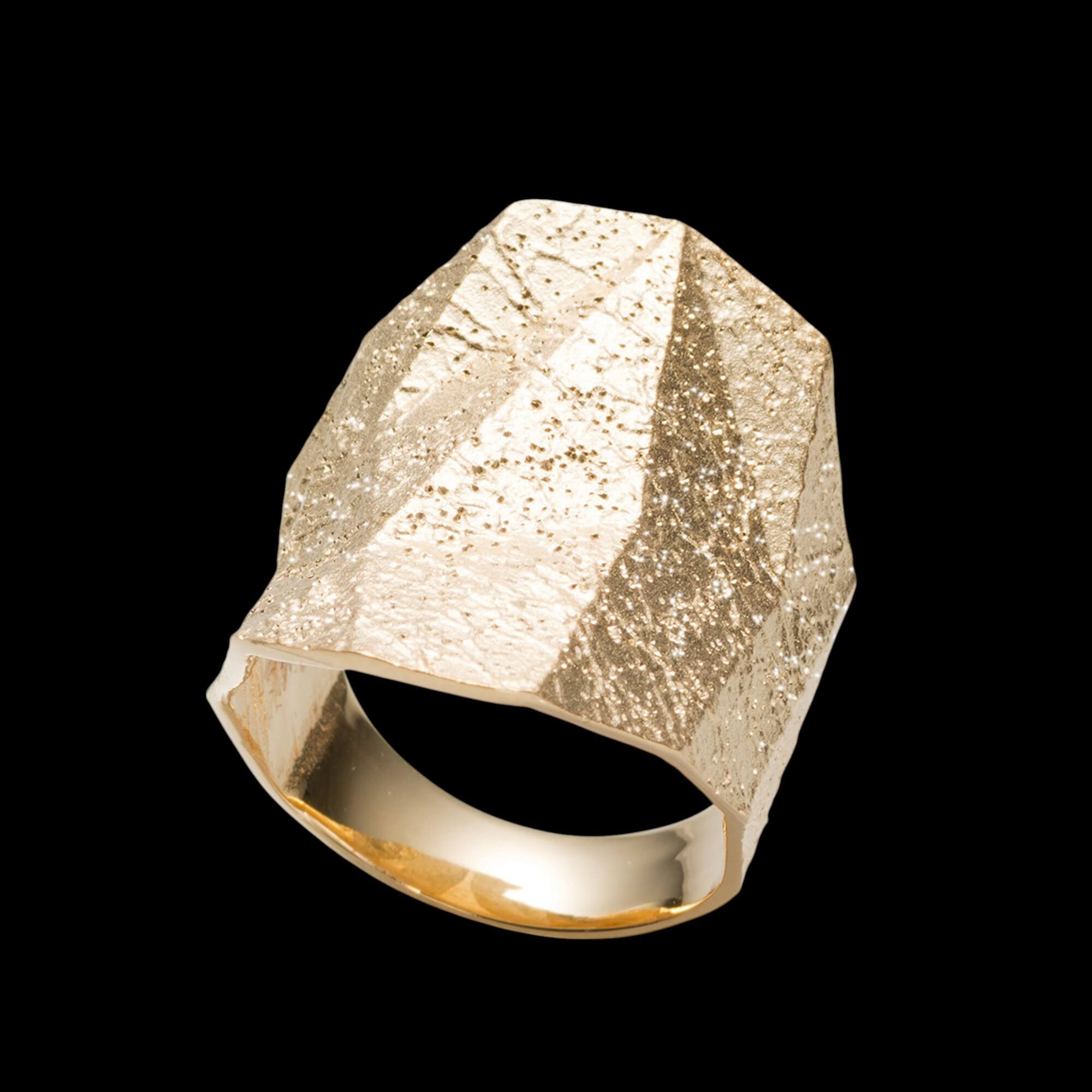 Vergulde ring met een organische steenlook