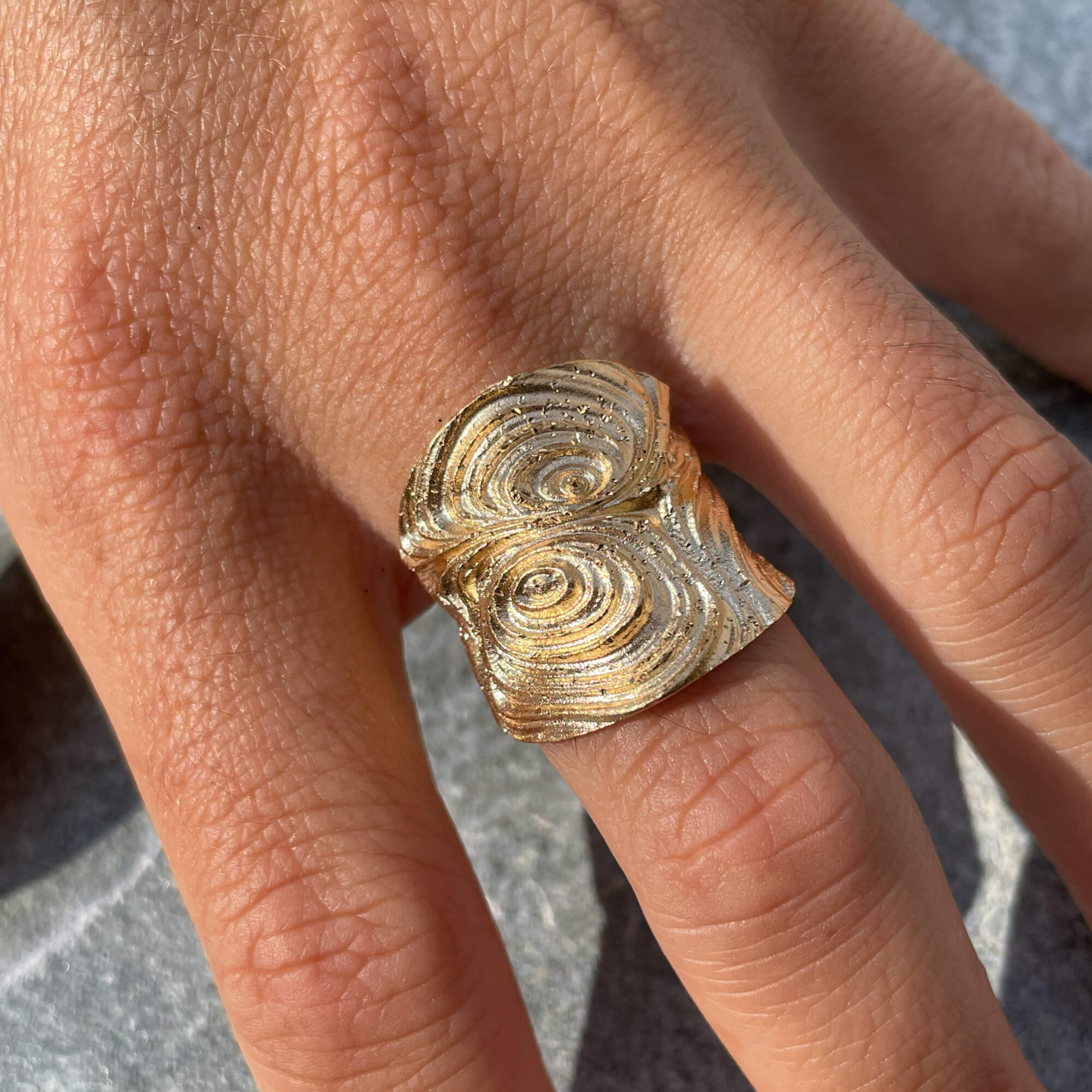 Bearbeiteter Ring aus vergoldetem Silber