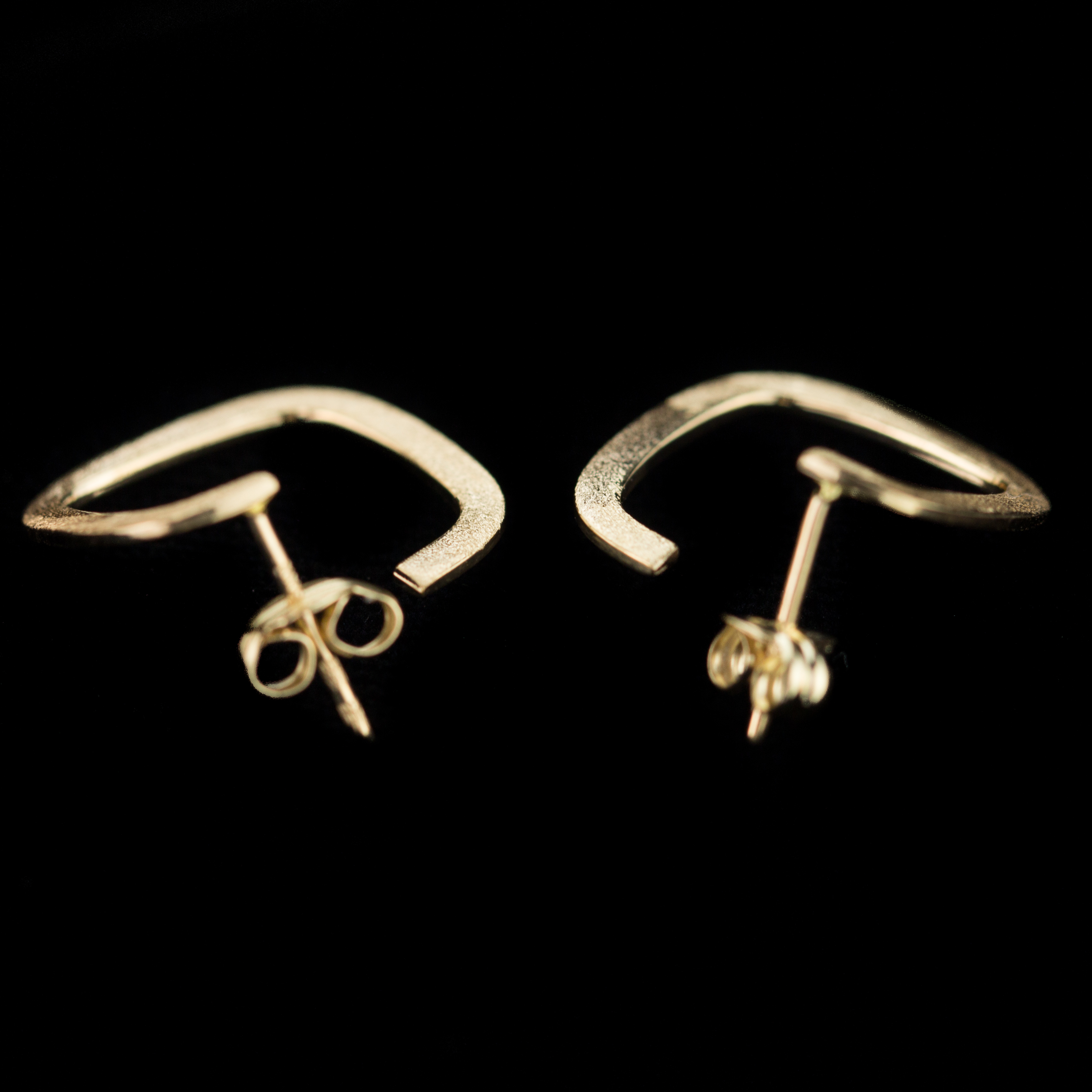 Gold open crafted earrings, 18 kt