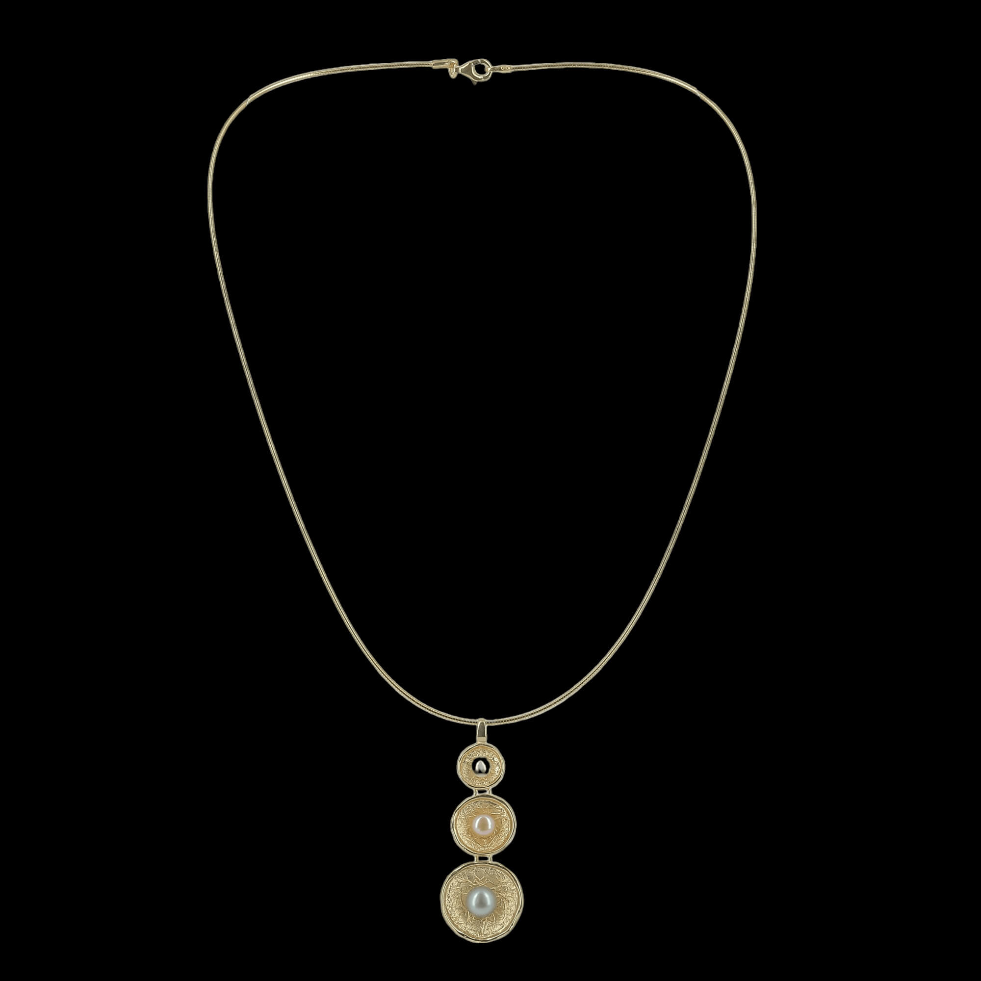 Pendentif plaqué or décoré de trois couleurs de perles