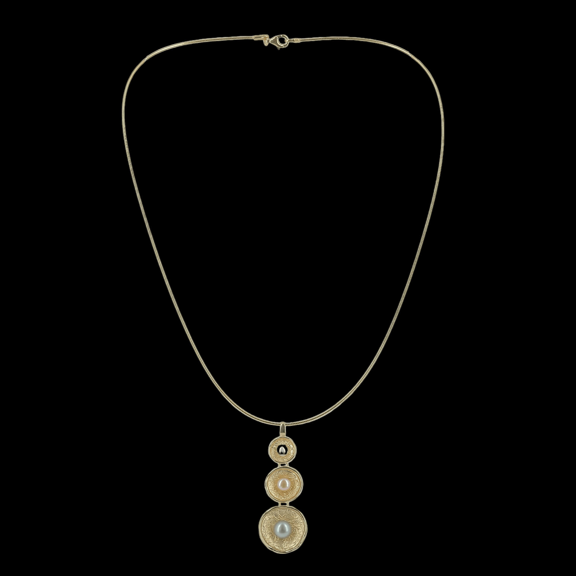 Decorated gold-plated pendant with three colors of pearls