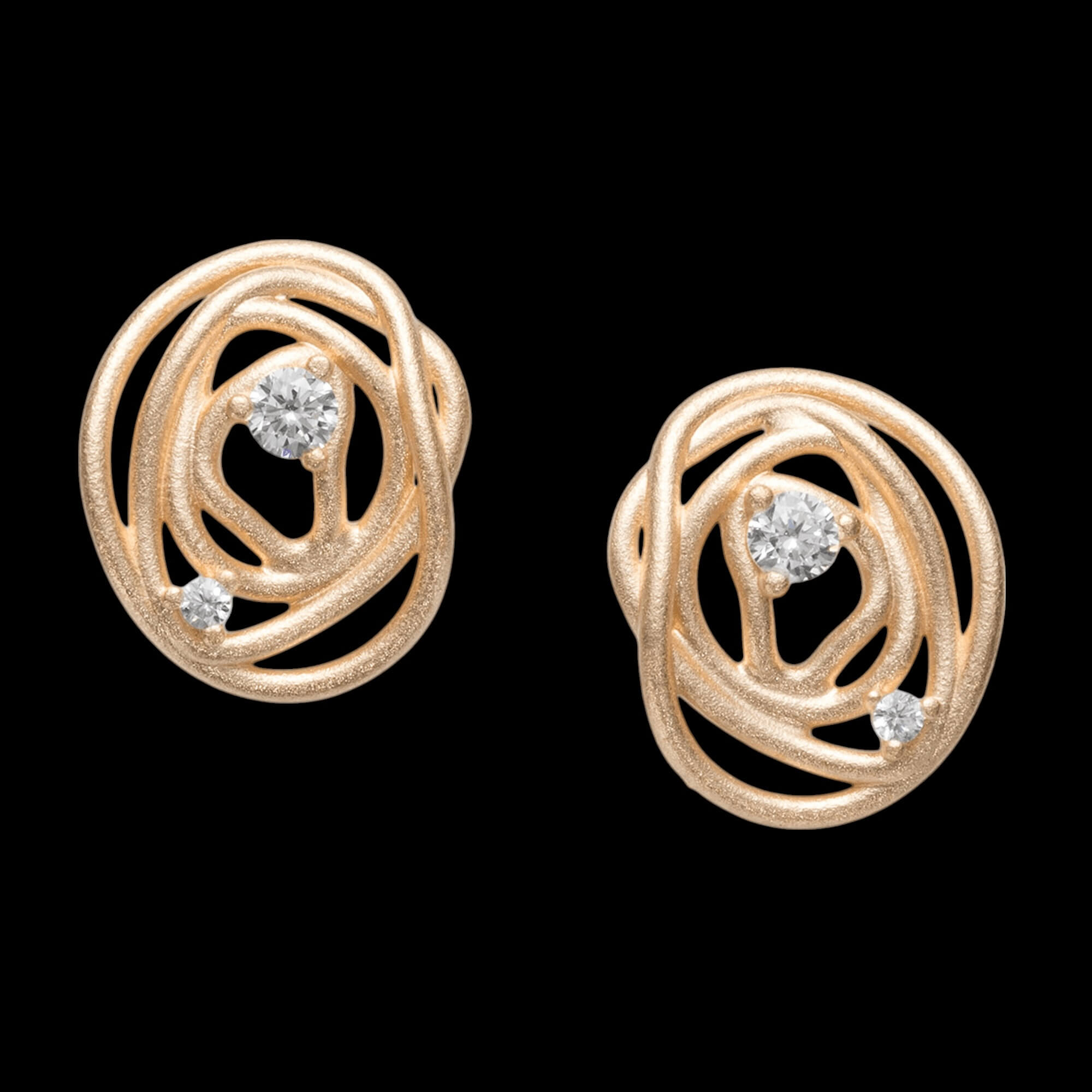 Elegante vergulde oorbelletjes met 2 fonkelende steentjes