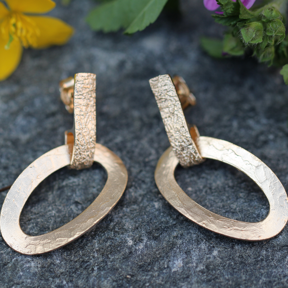 Matt gold-plated switching earrings