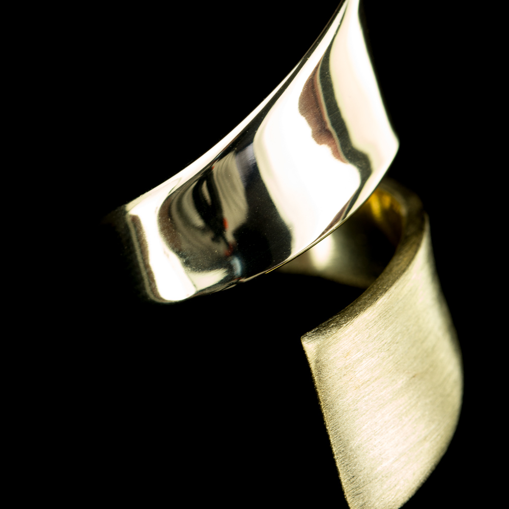 OGI0315001 - Vergulde matte en blinkende krulring