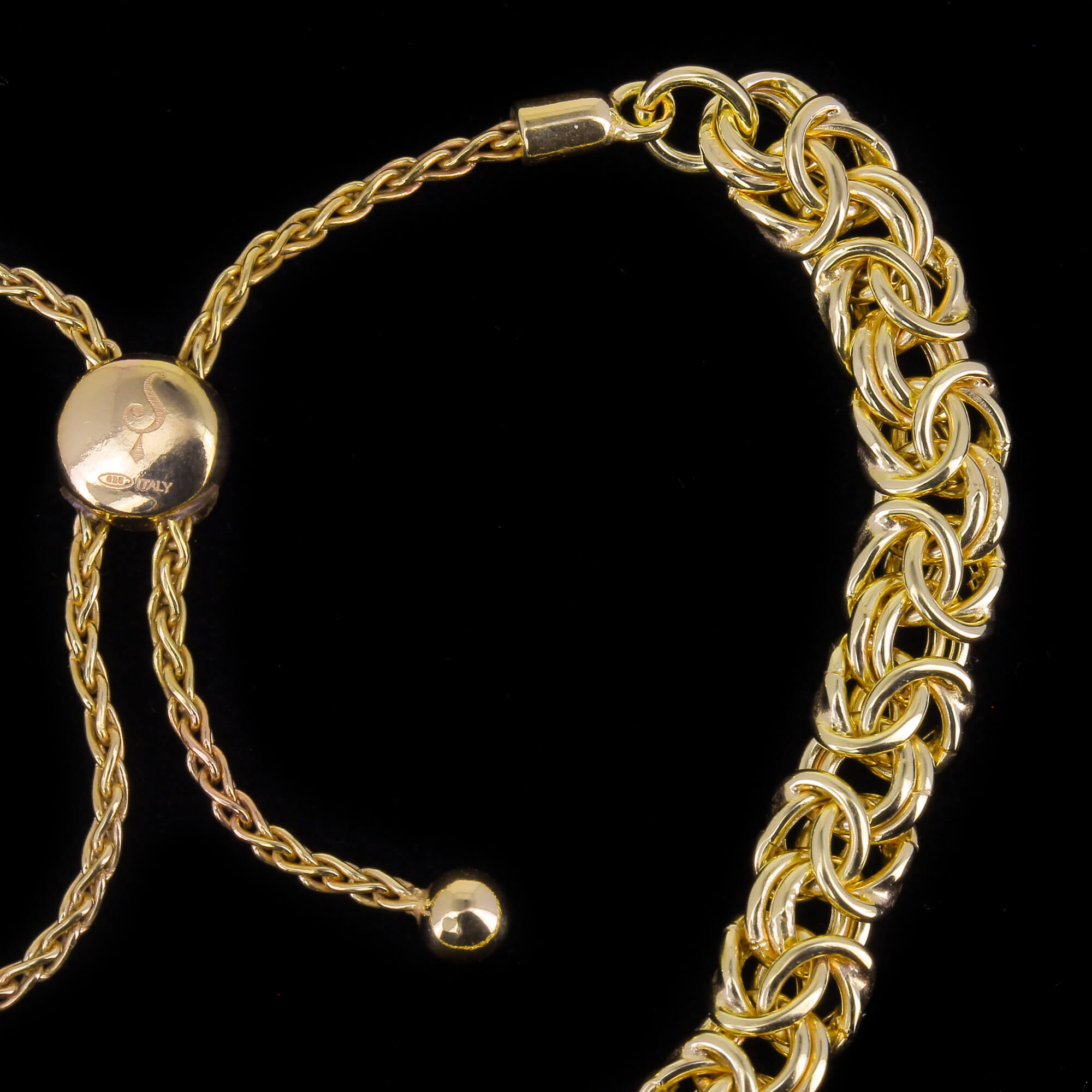 Edited gilt bracelet with adjustable lock