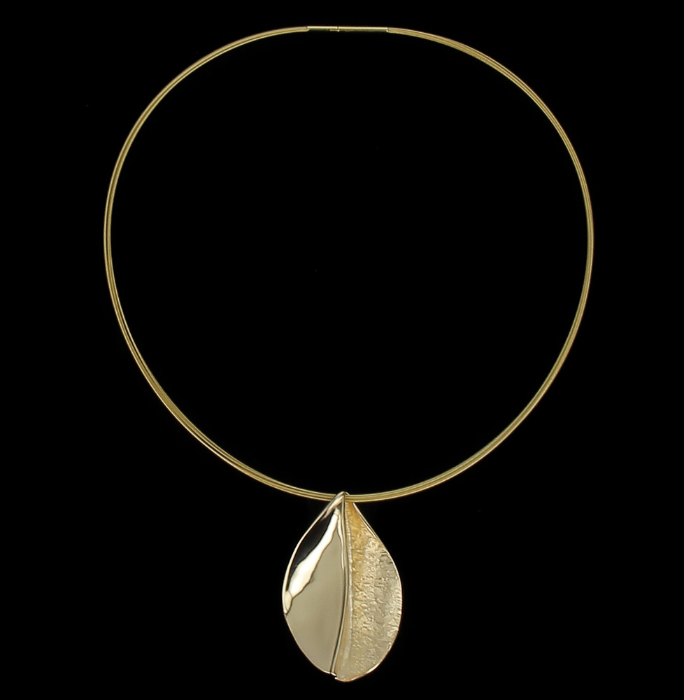 Polished and diamond-tipped gold pendant 'without chain
