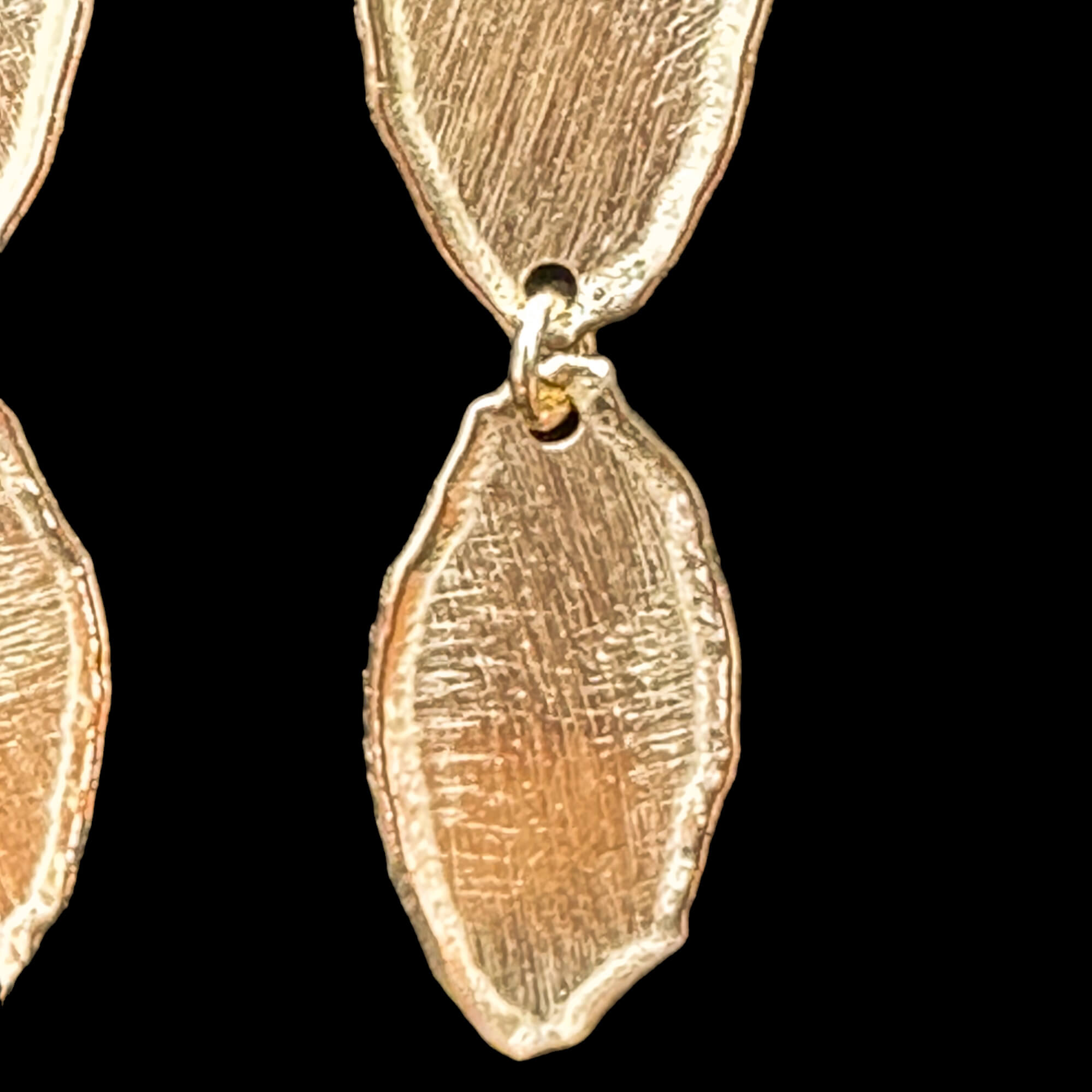 Short gilt silver earrings with oval links