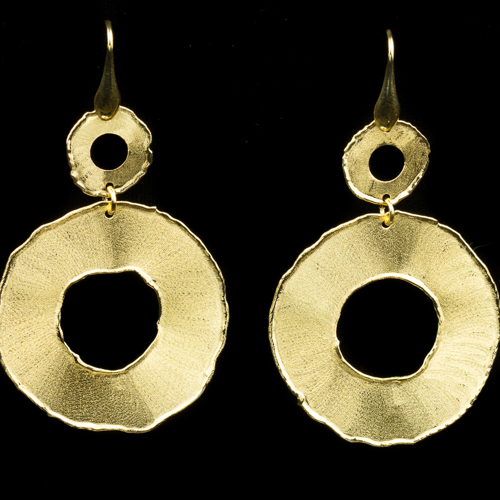 Drooping earrings and gilded with two round pendants