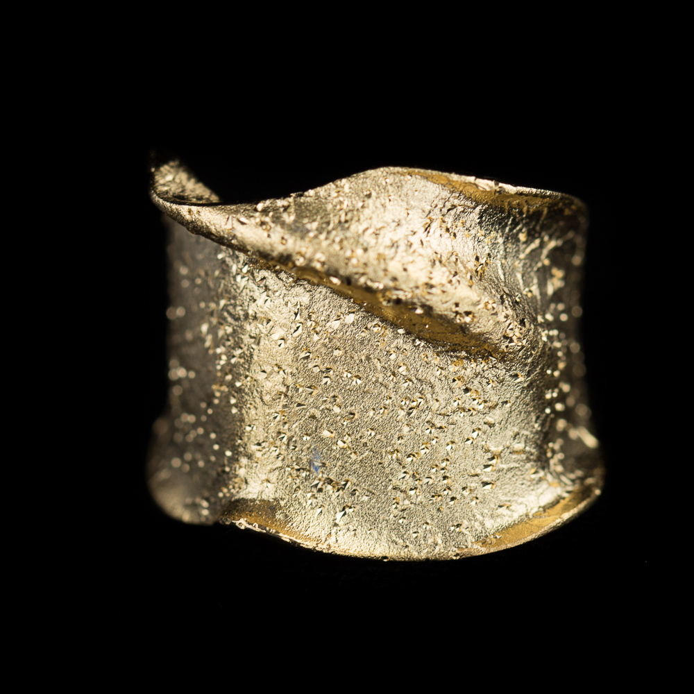 Nice and narrow ring of 18kt gold, irregular shape and diamond. Trendy appearance on the finger! From the Sanjoya collection
