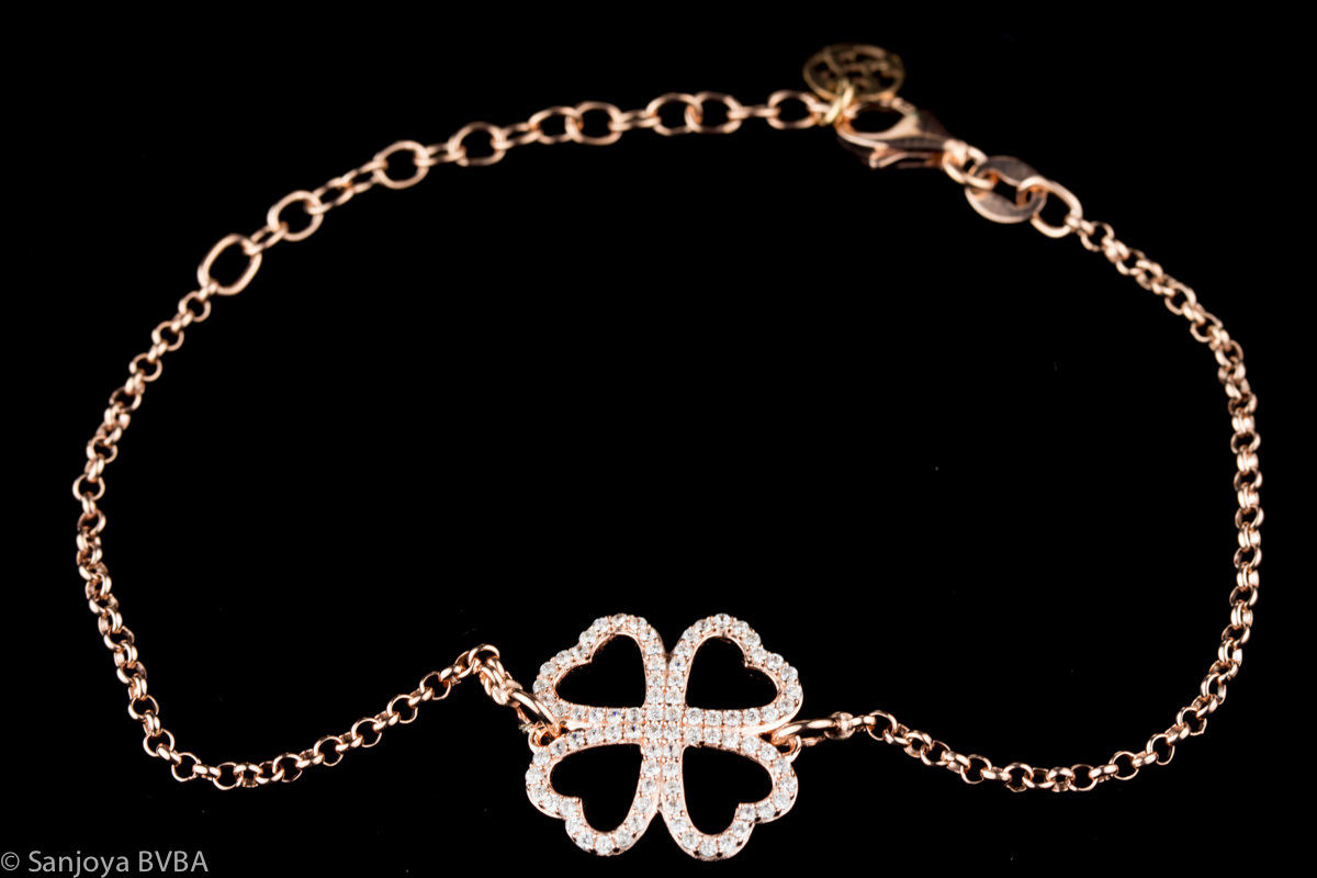 Rosé bracelet with a four-leaf clover