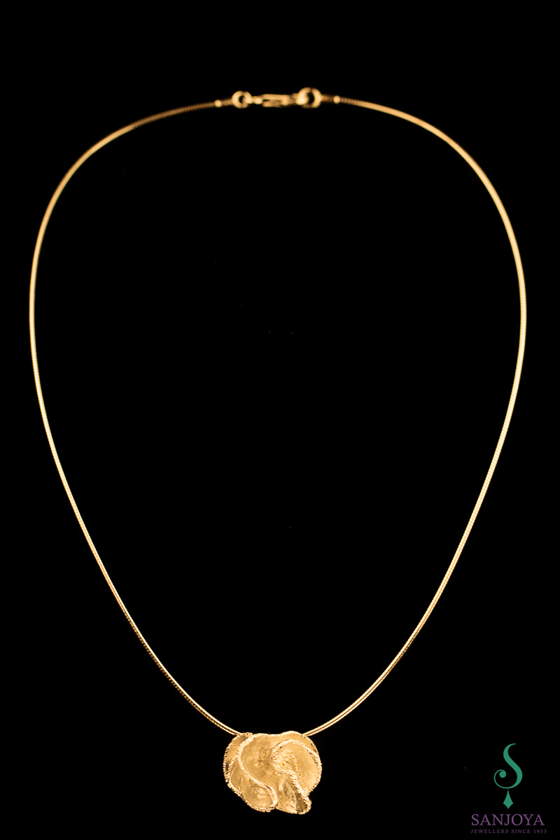 OGI0818002 - Vergulde ketting met gediamanteerde bloemhanger/kleinste ver