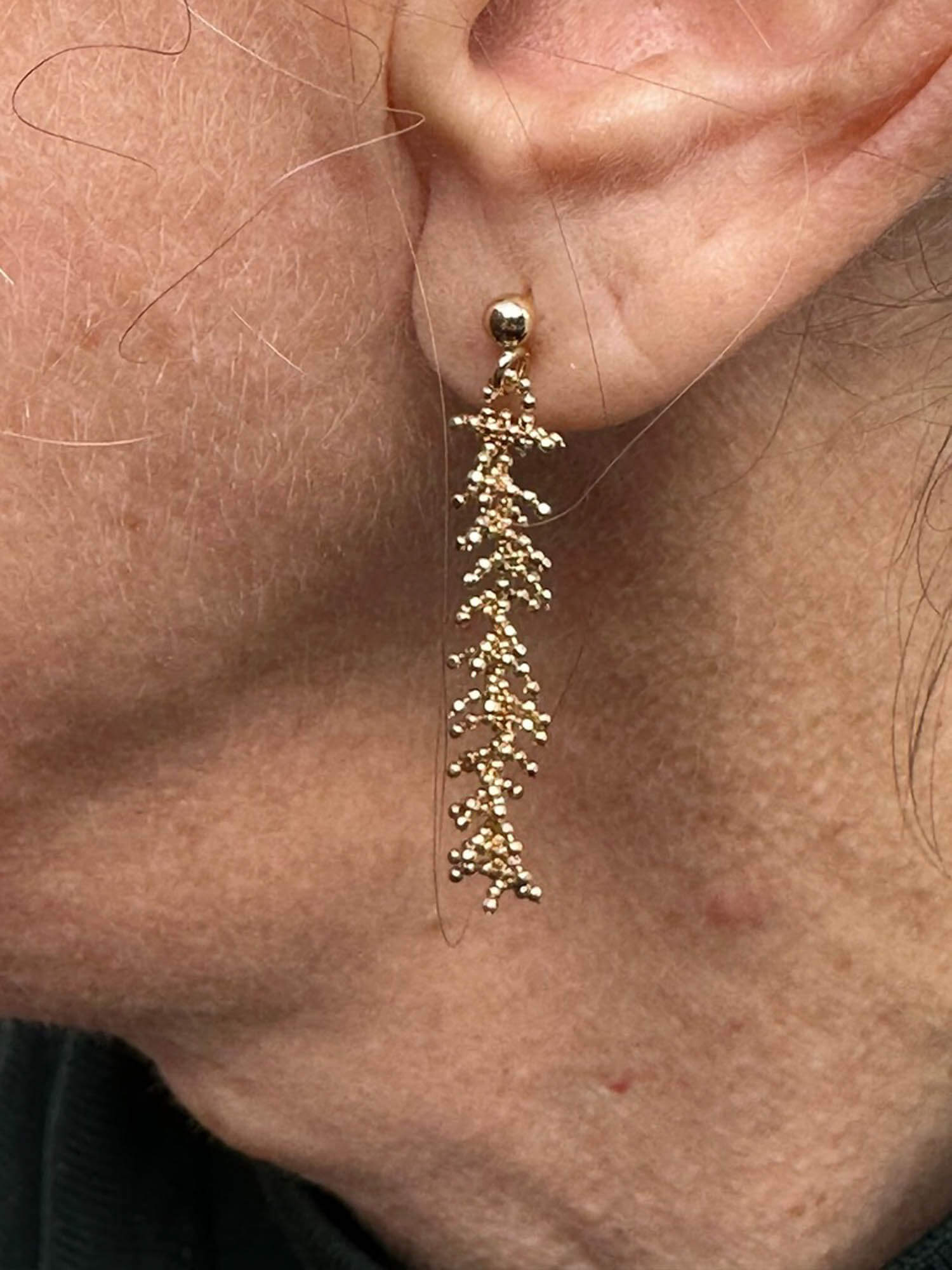 Golden long earrings with refined branches of 18kt