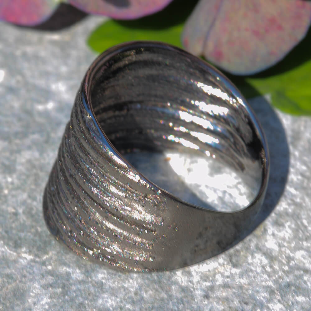 Brilliant and striped silver-gray ring