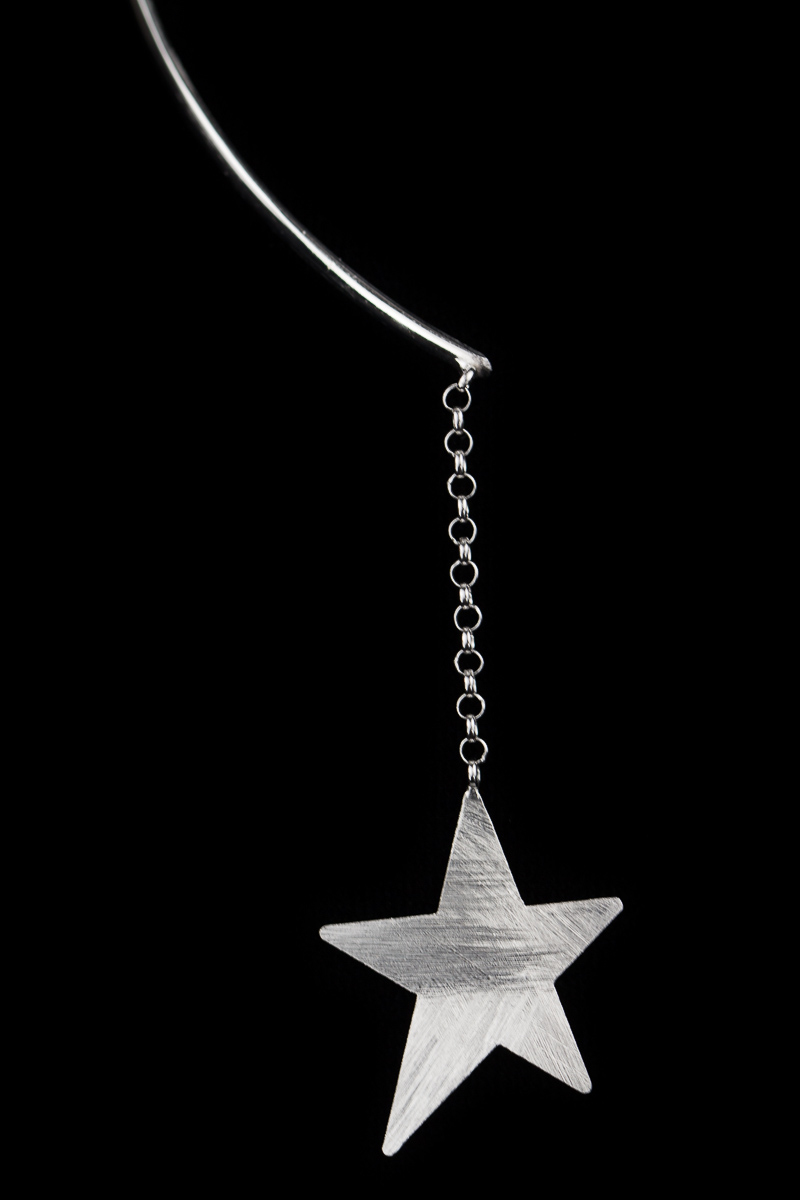 Stiff open necklace with a pendant star