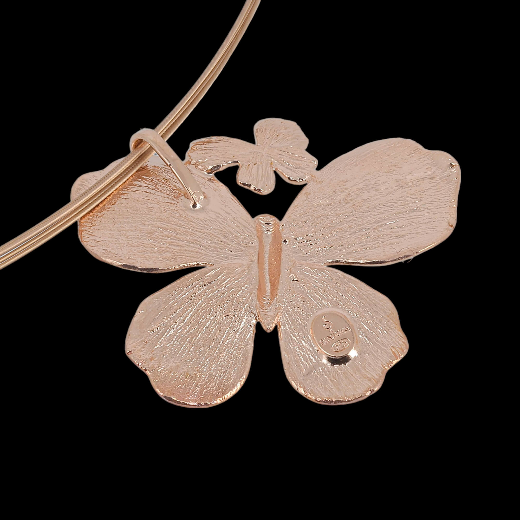 Magnifique pendentif papillon rose