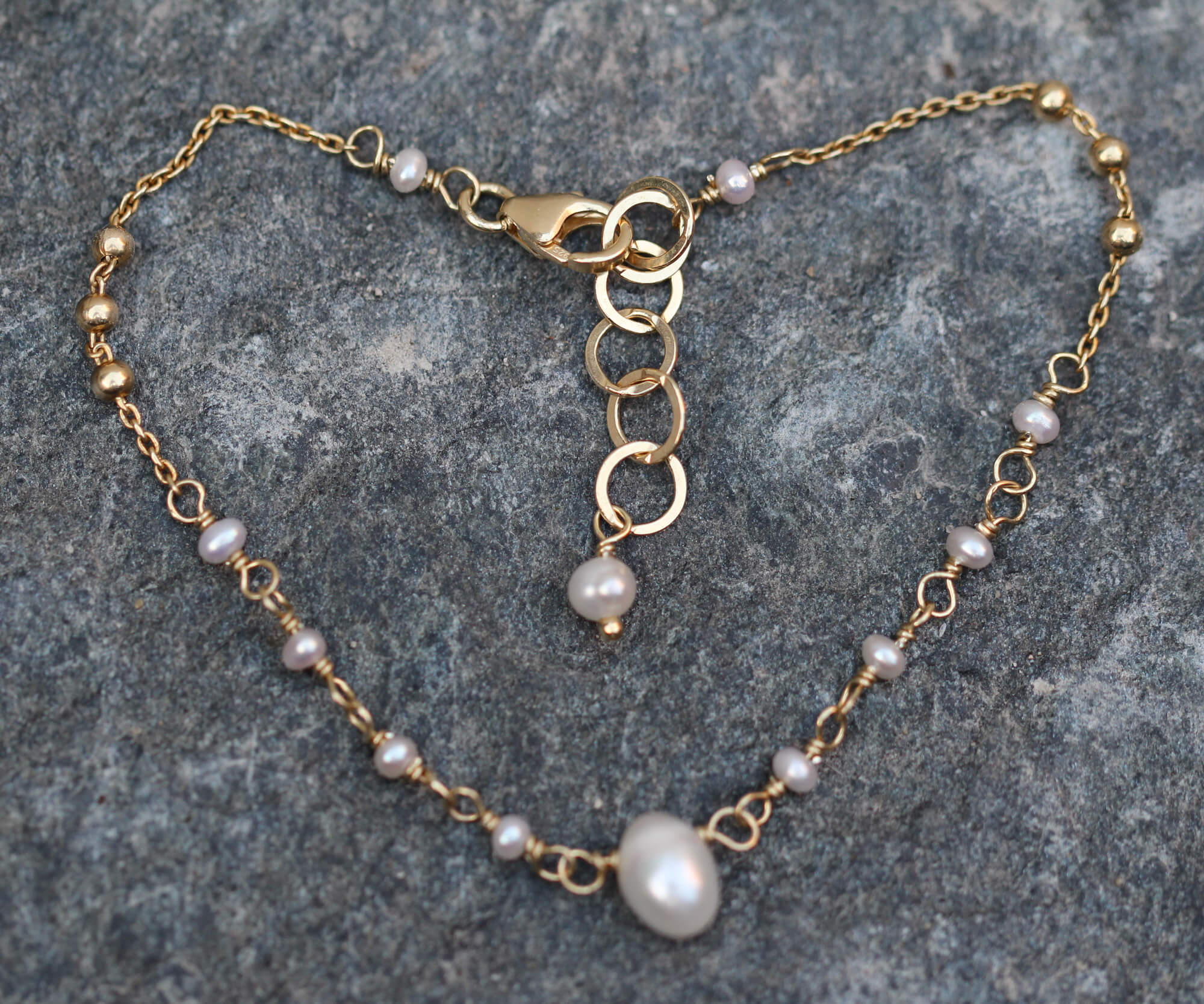 Refined gold bracelet with some pearls