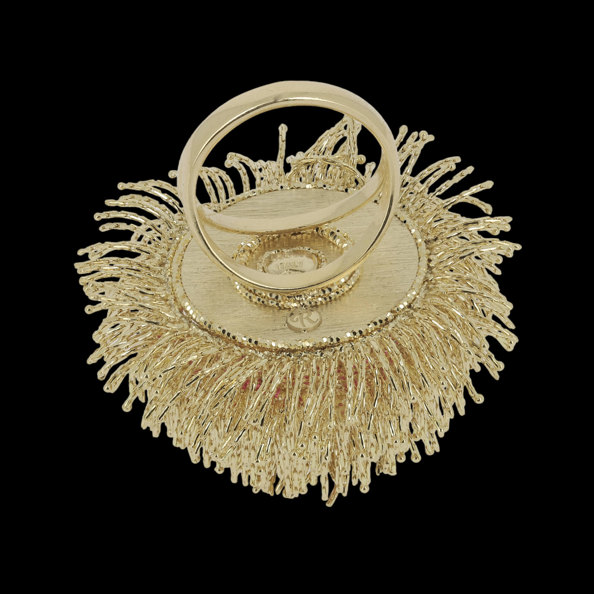 A large 18kt gold ring with fringes