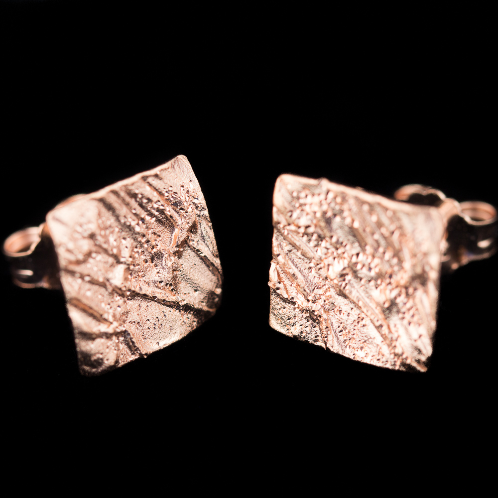 Beautiful shining square earrings of rosé