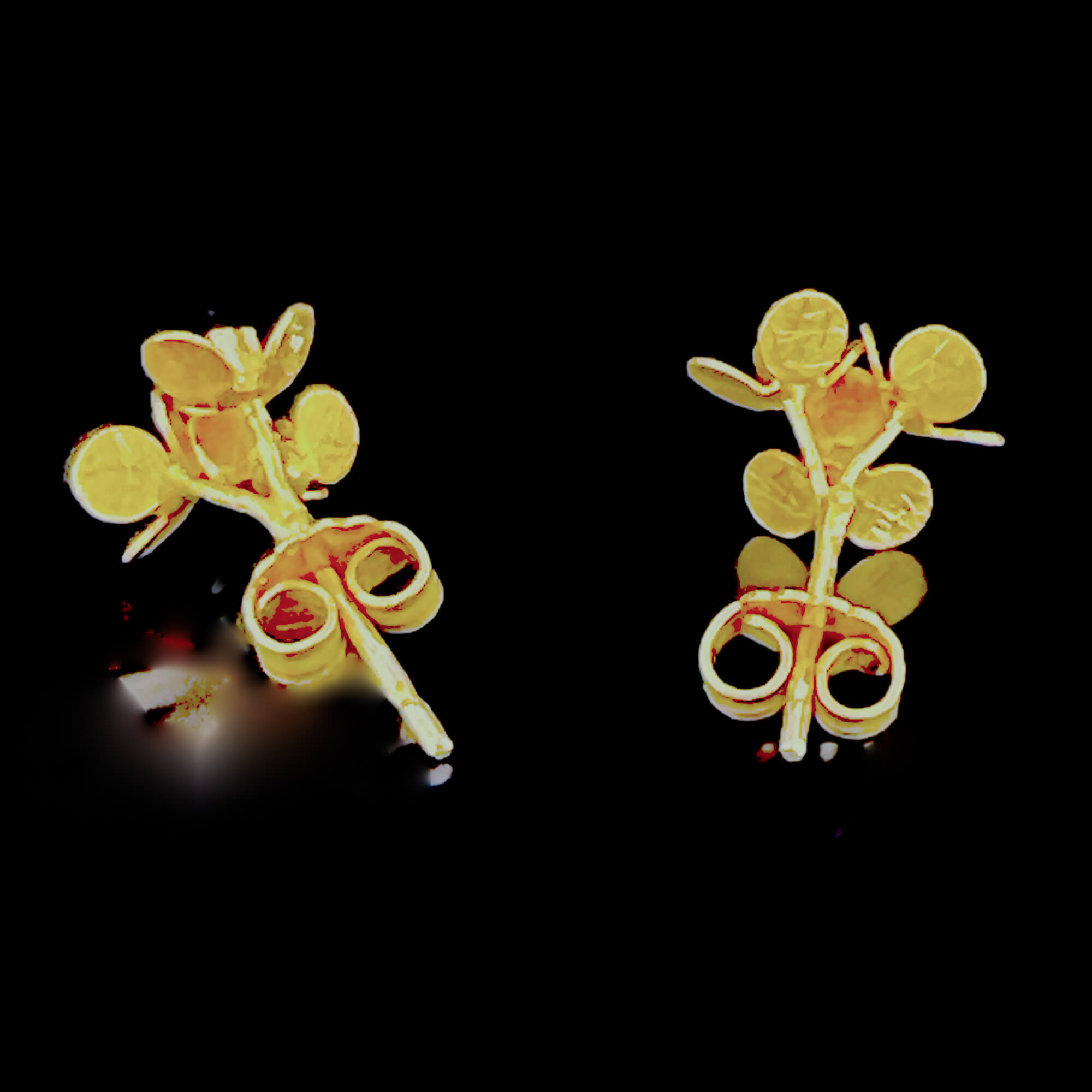 Boucles d'oreilles fleur en or 18 carats avec diamant