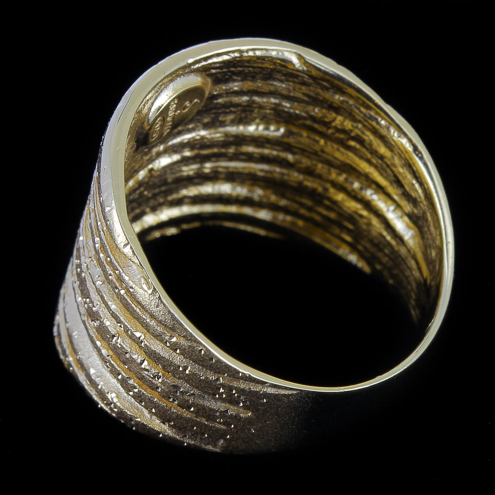 L072011 - Schitterende en gestreepte vergulde ring