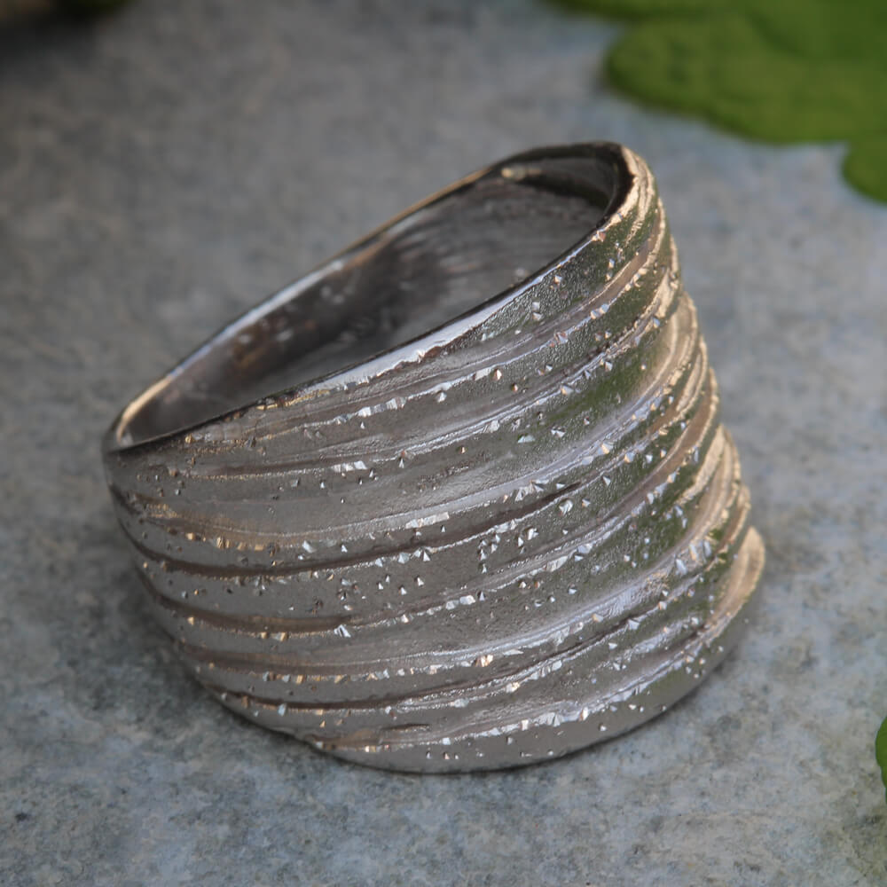 L072012 - Schitterende en gestreepte zilveren ring