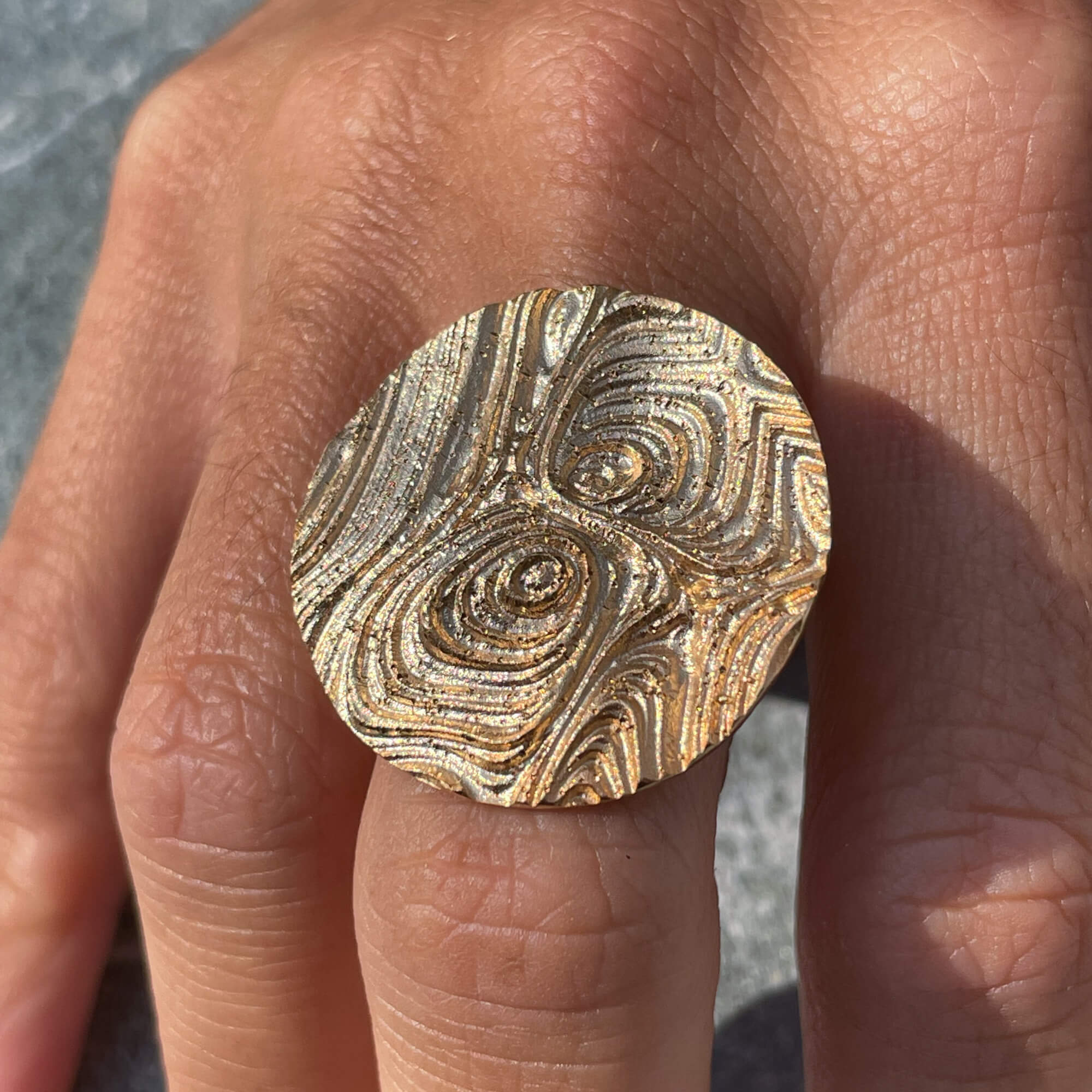 Decorated round ring of gold-plated silver