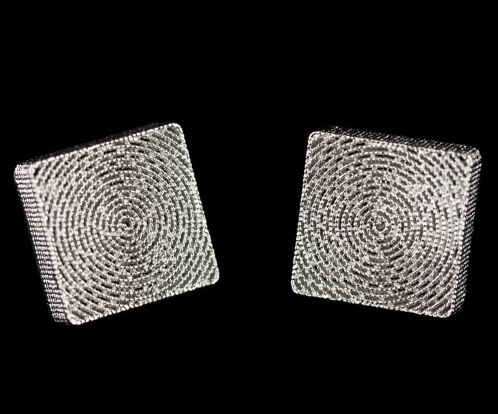 EK1117006 - Vierkantvormige oorbellen, zilver en bewerkt
