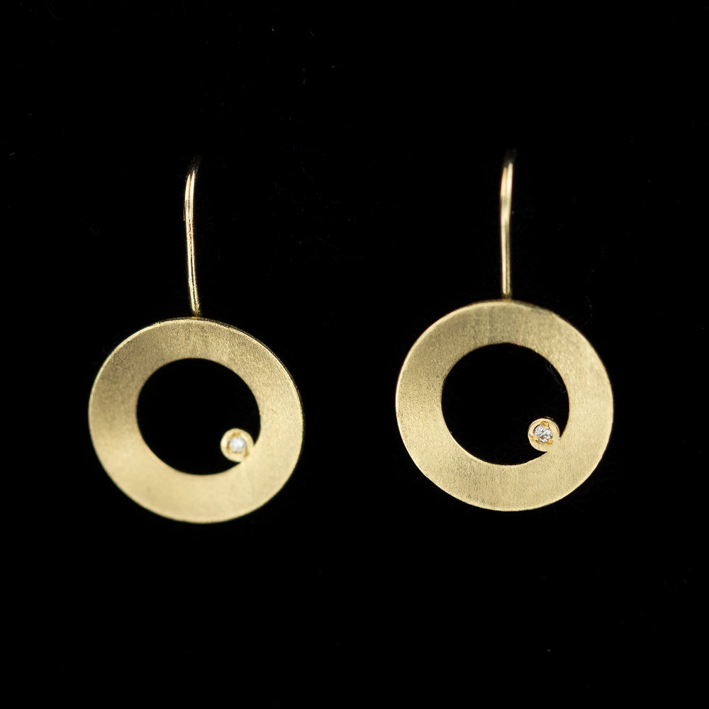 Gold earrings with diamond open circle; 18Kt