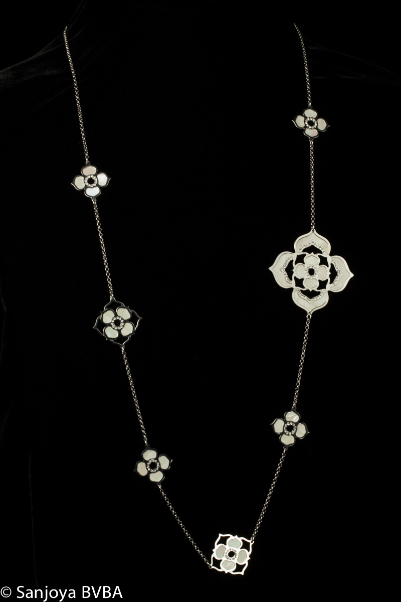 Long silver necklace decorated with flowers in mother of pearl
