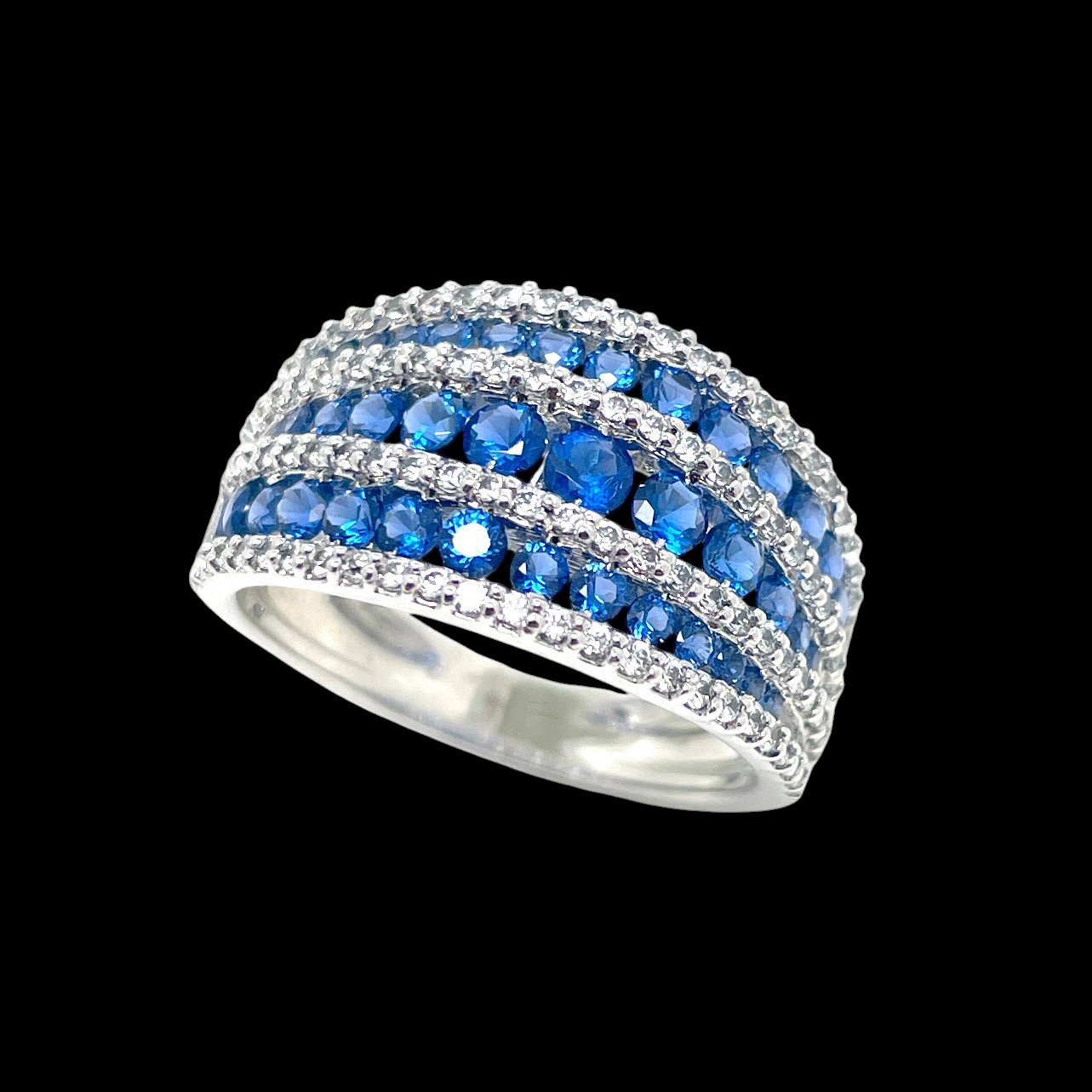18kt Weißgoldring mit drei Reihen Saphiren und Diamanten