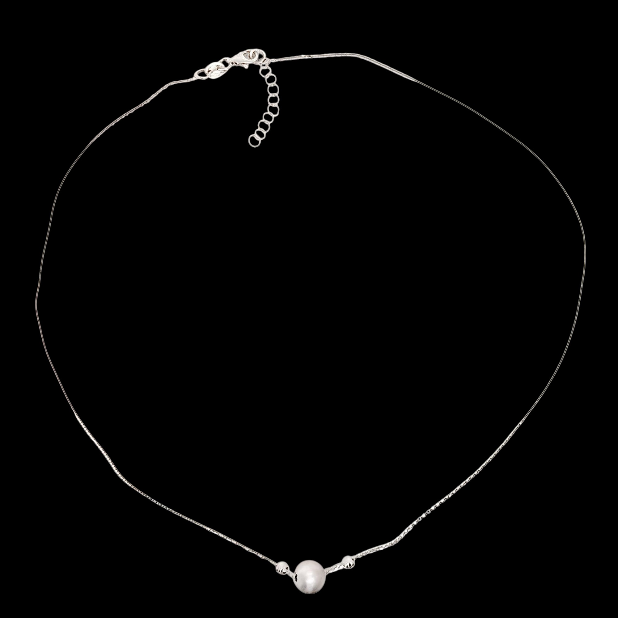 Collier court en argent avec un pendentif sphérique mat