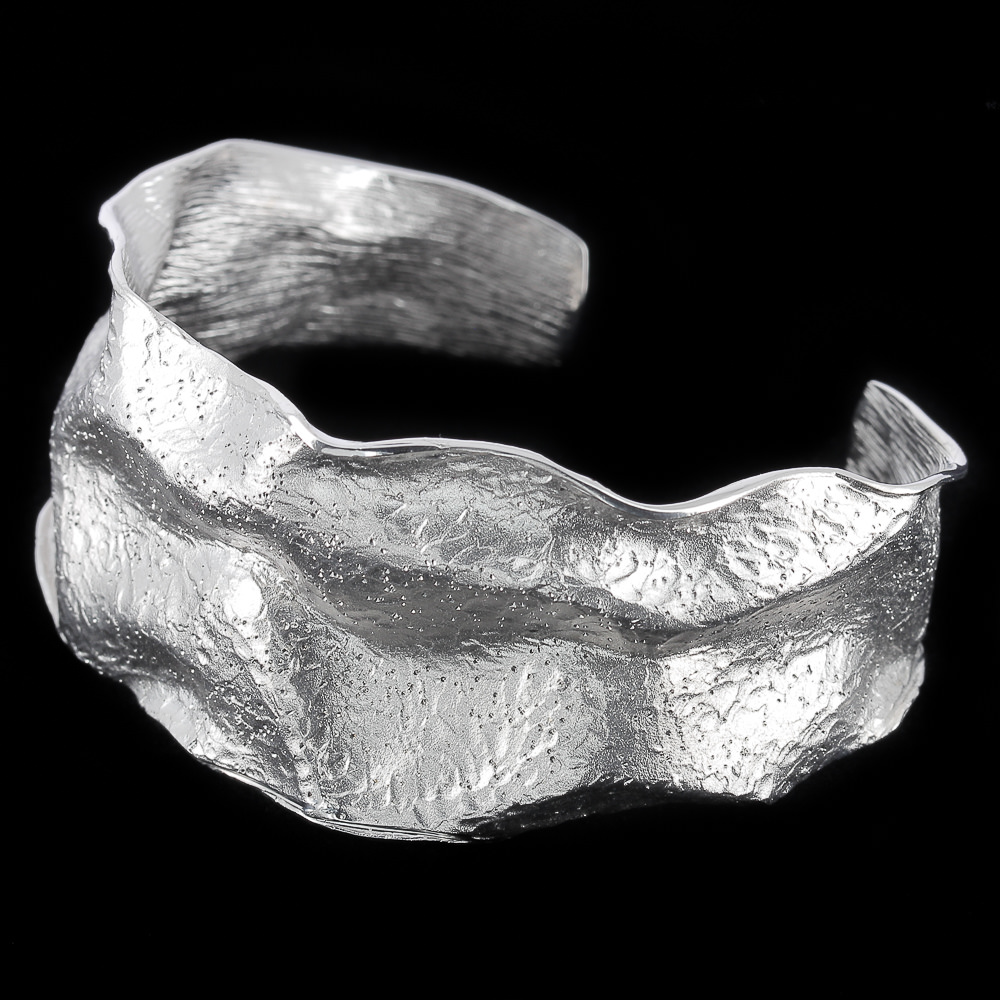 Wavy silver bangle, diamond-