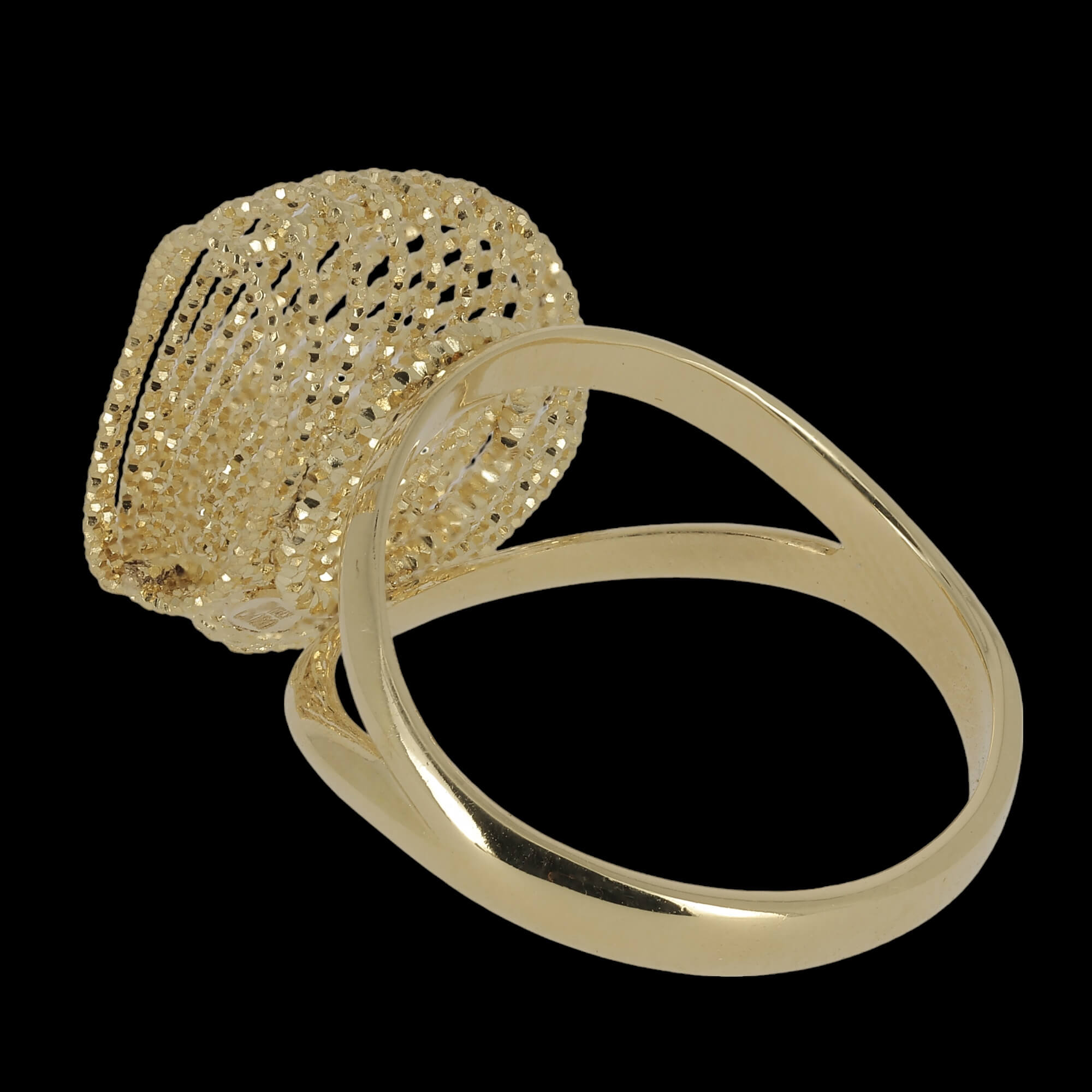 Ring with one shell in 18kt yellow gold