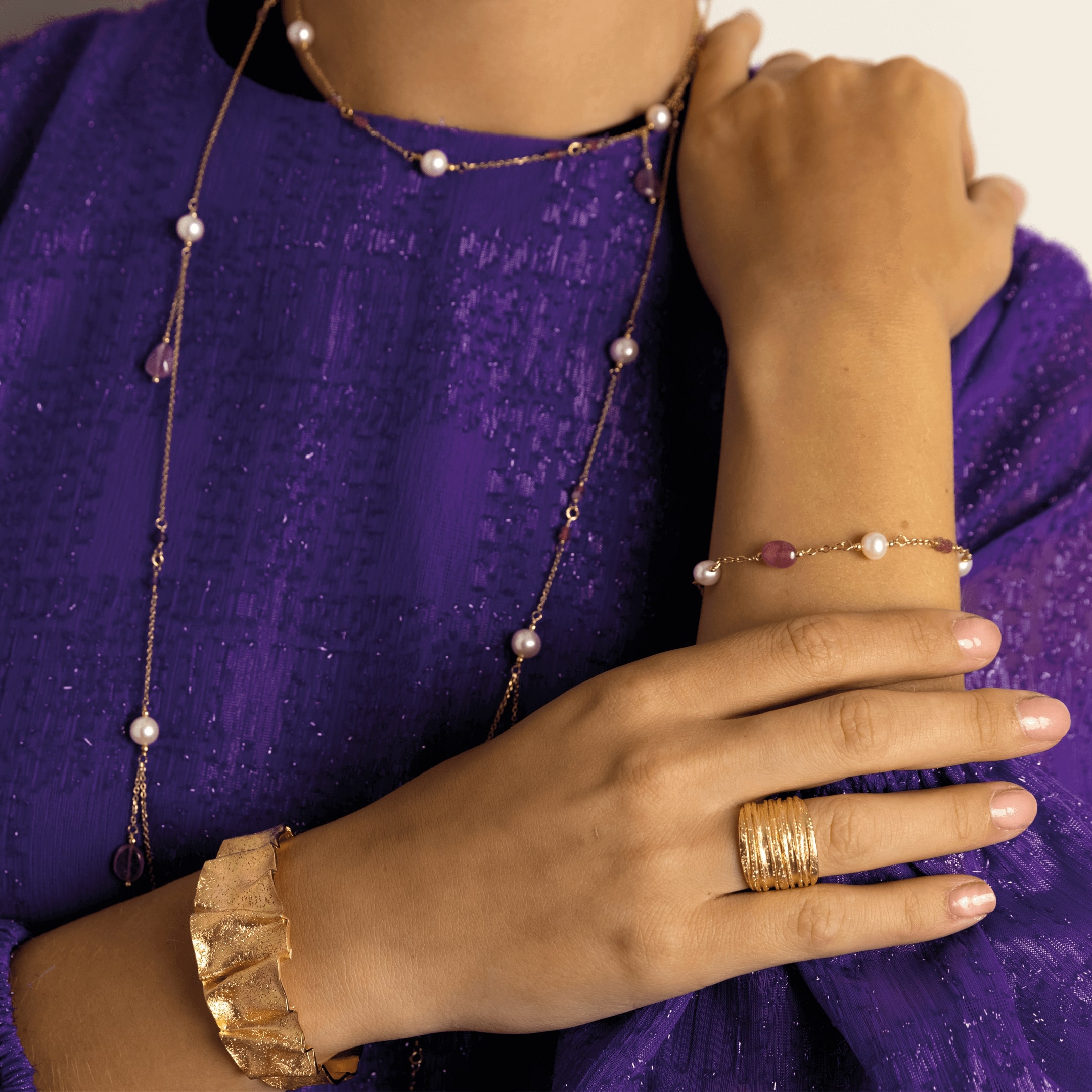 Refined gold-plated bracelet with few beads and gemstones