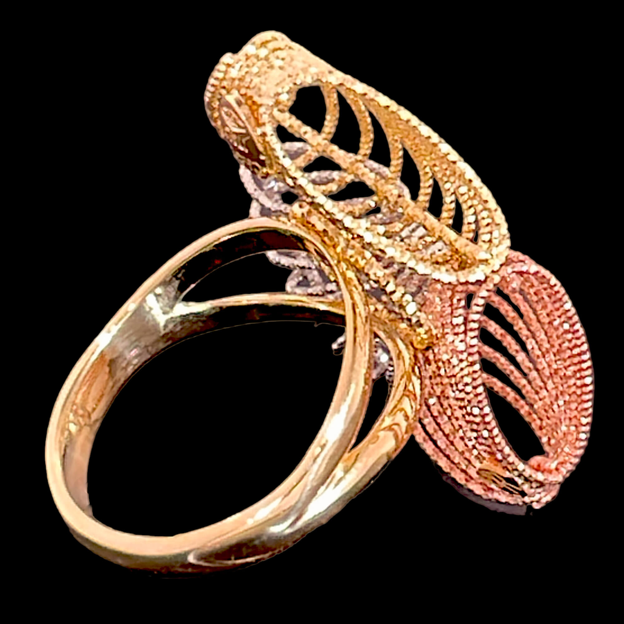Worked three-color ring made of 18kt gold
