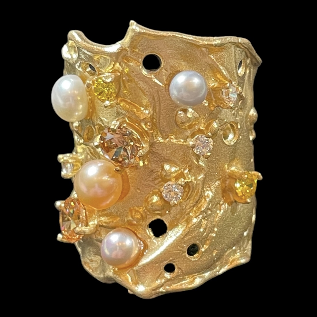 Wide and matte gilded ring with pearls and color stones