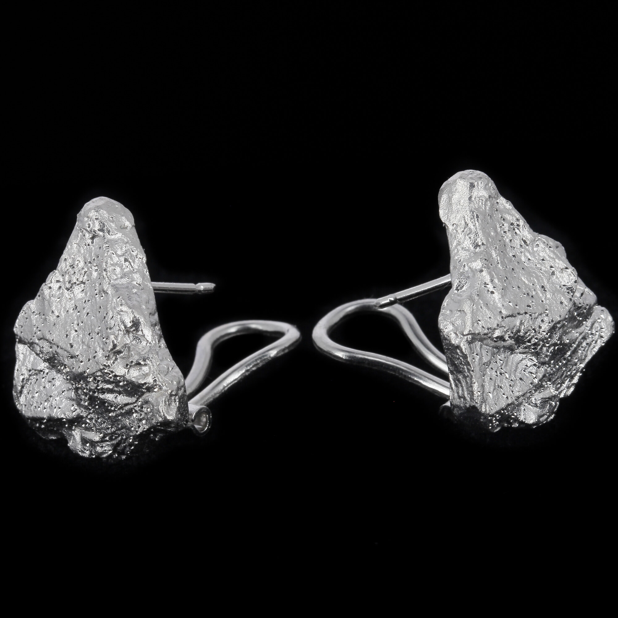 Silver short stone-shaped earrings