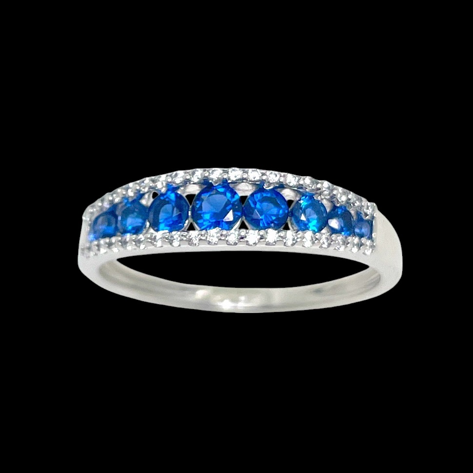 18kt Weißgoldring mit einer Reihe Saphiren und Diamanten