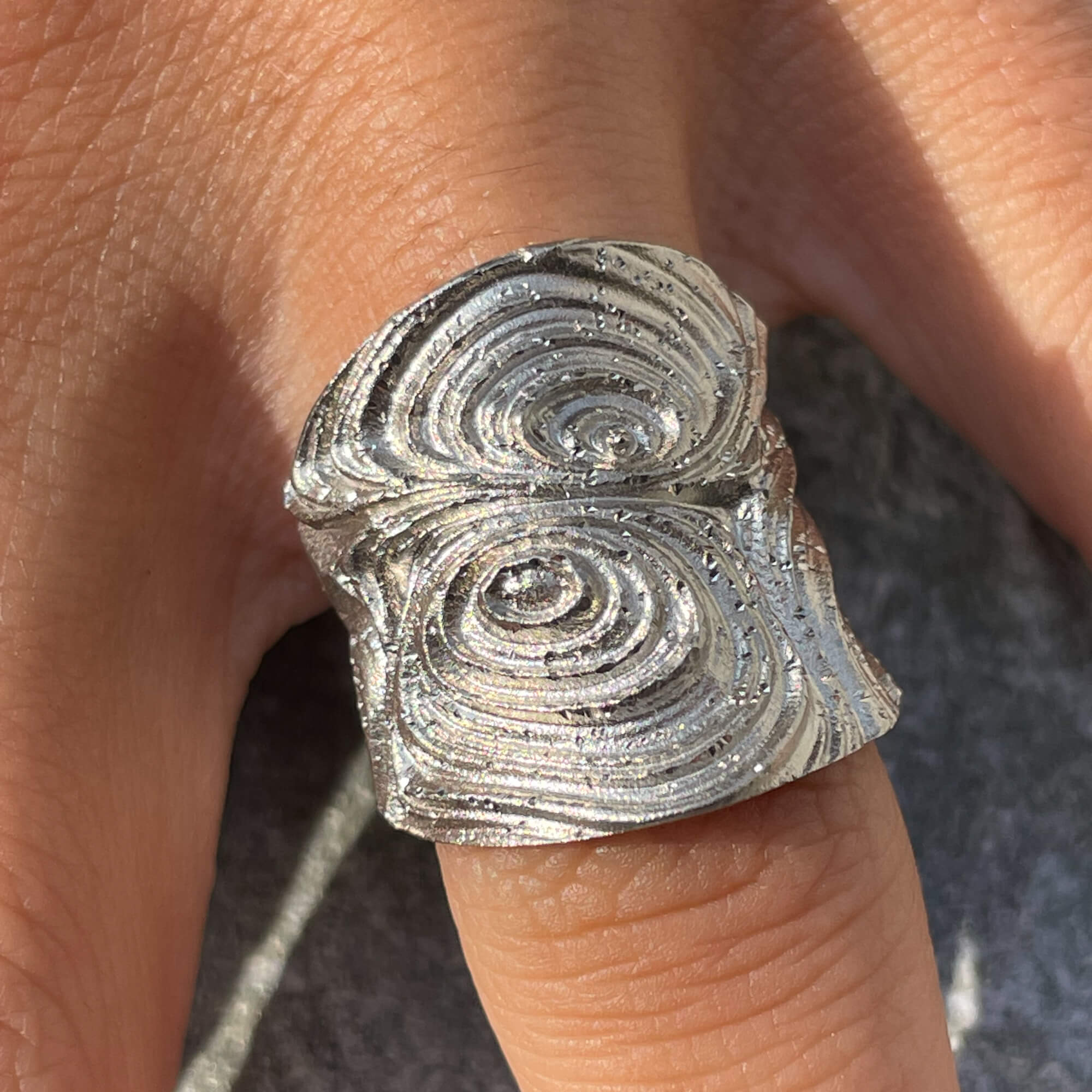 Bague en argent massif travaillée