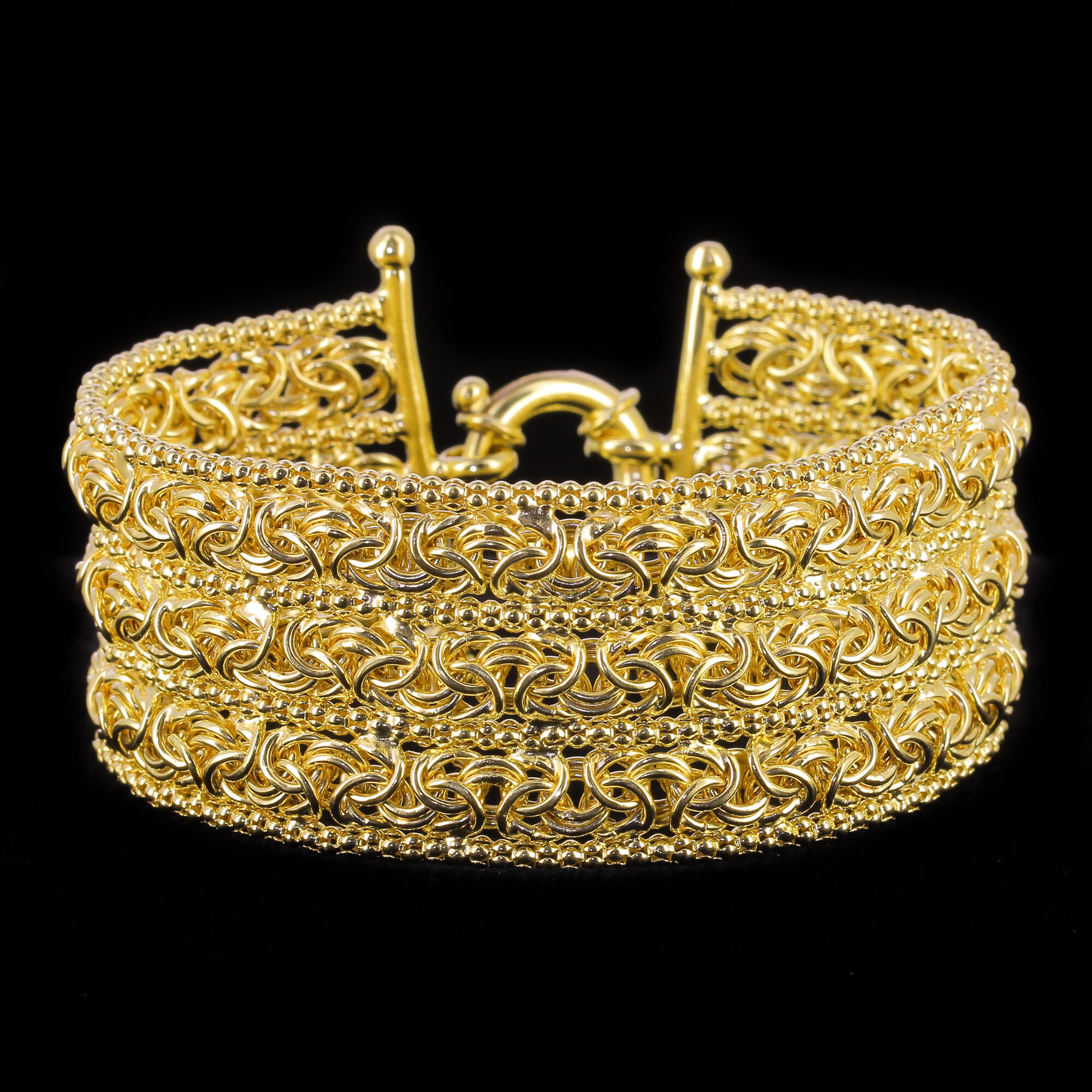 Bewerkte en brede vergulde armband