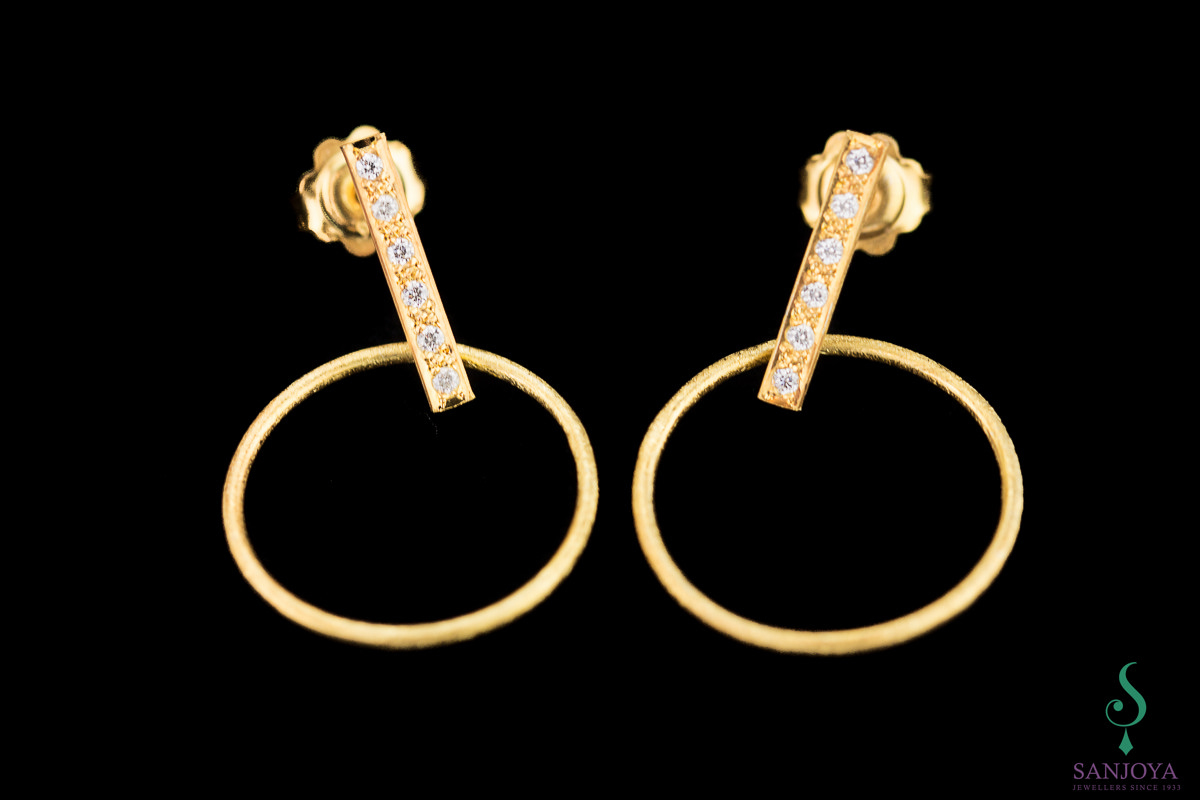 Gold-plated and circular earrings and swab with zirconia