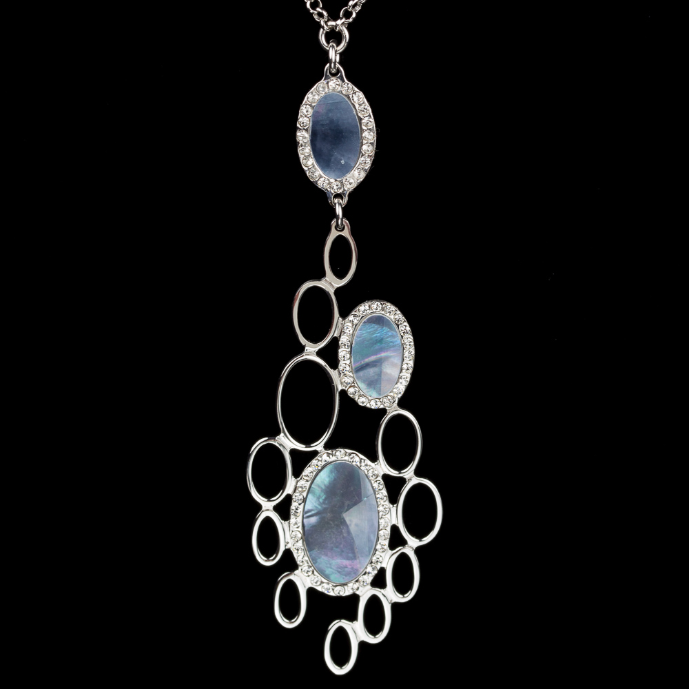 Zilveren ketting met een kleine blauwe parelmoeren hanger