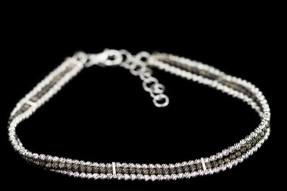 Refined bracelet of three rows of silver and black