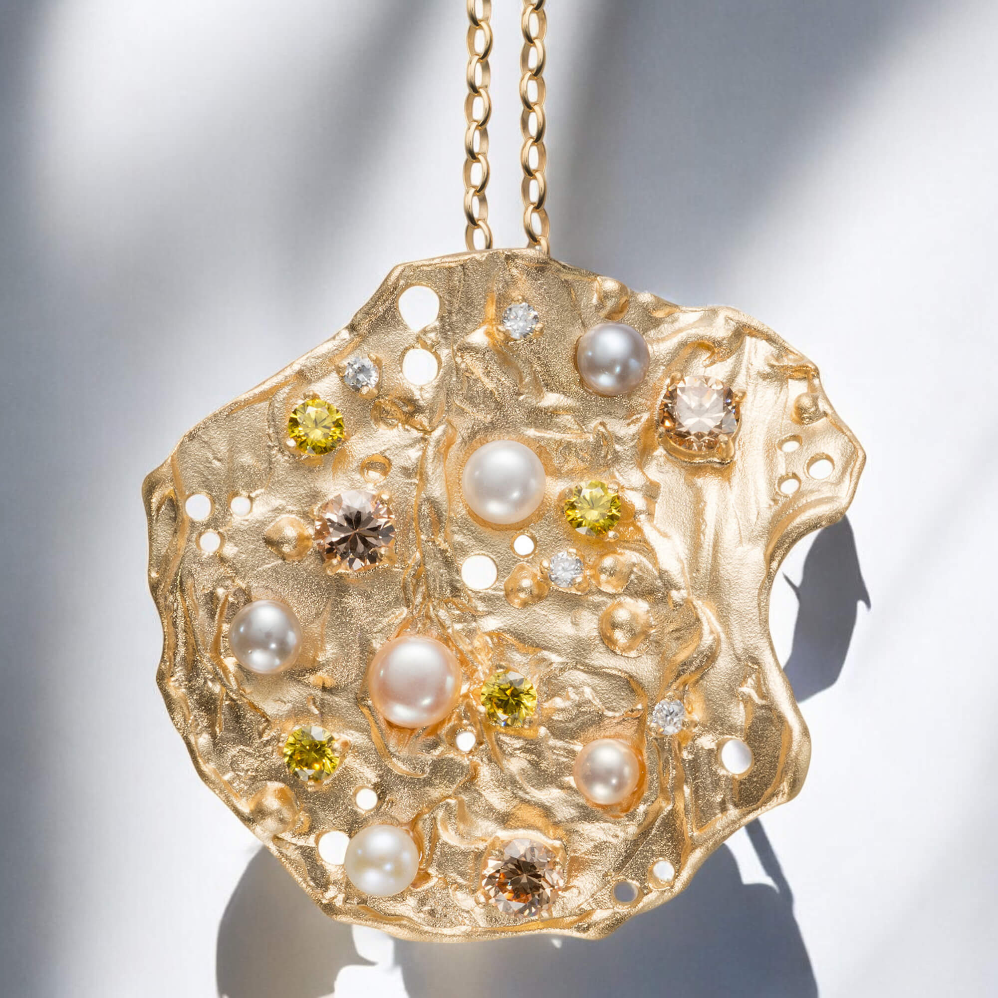 Grand pendentif mat et plaqué or avec perles et pierres colorées Grand pendentif mat et plaqué or avec perles et pierres colorées
