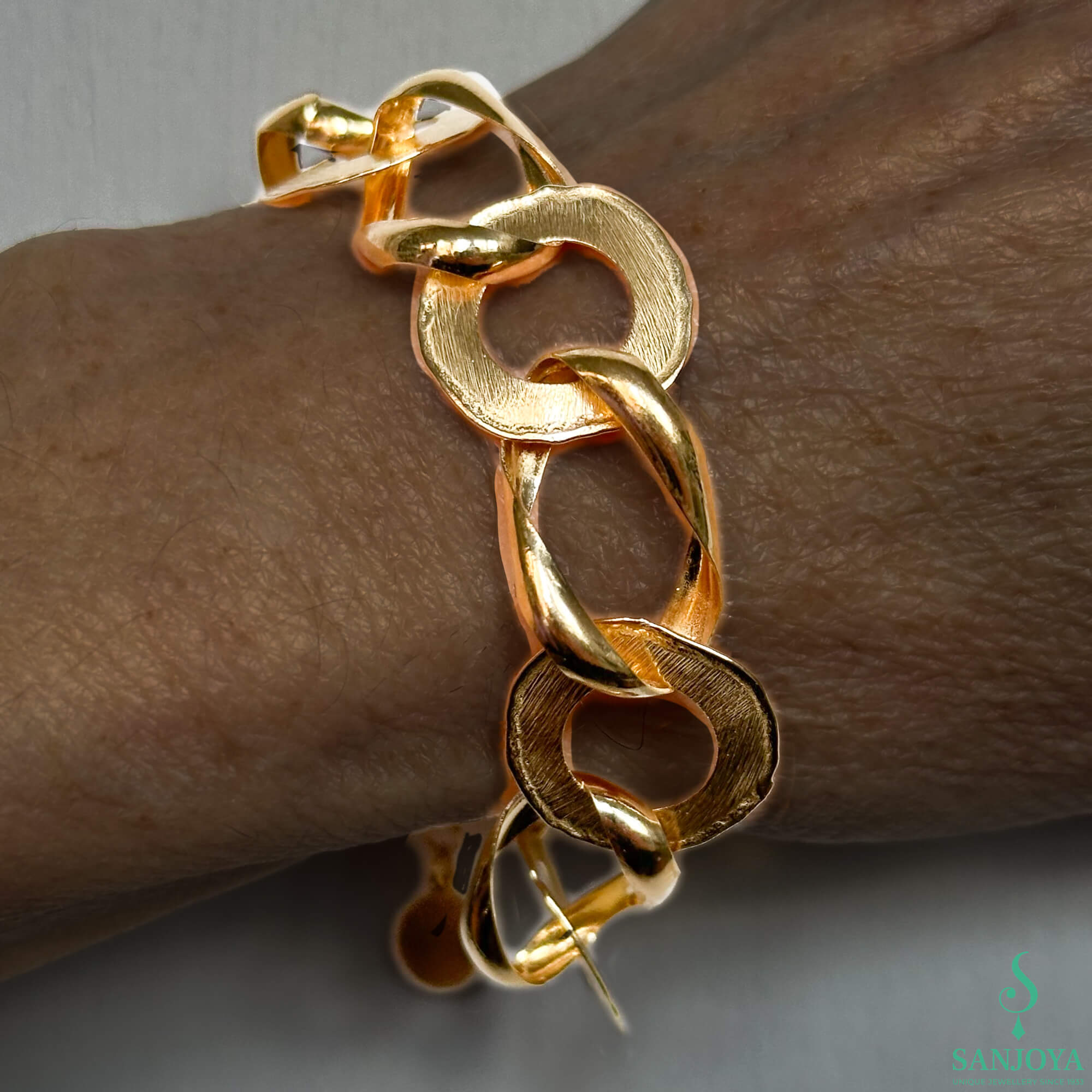 Gold-plated matte and round link bracelet