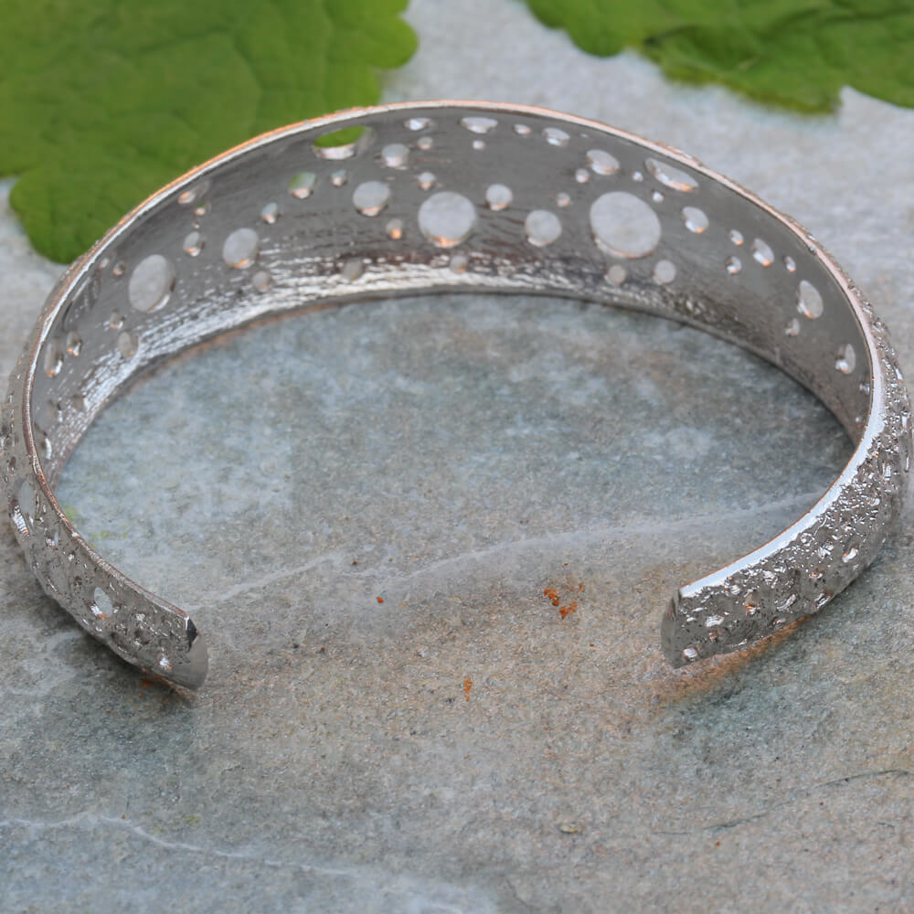 Narrow and silver bracelet crafted flare