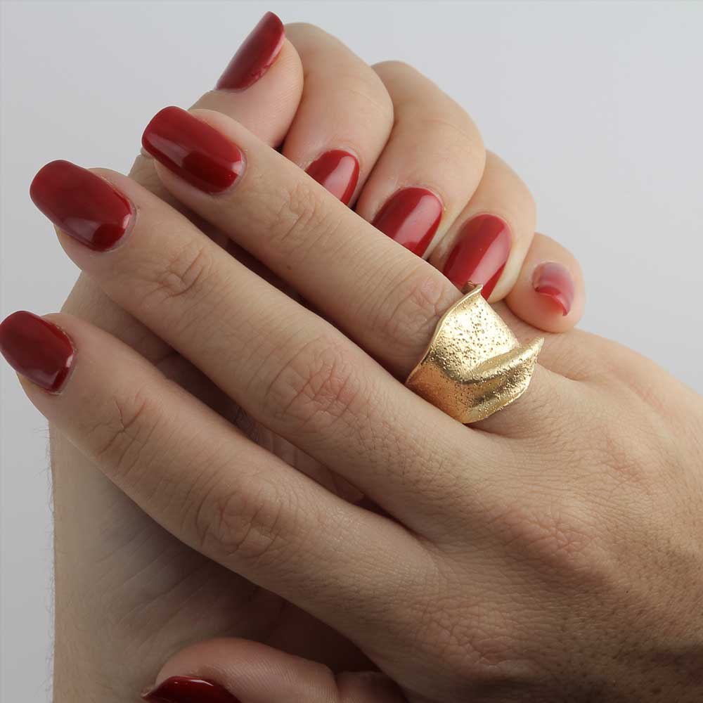 Goldplated narrow ring with diamond cut